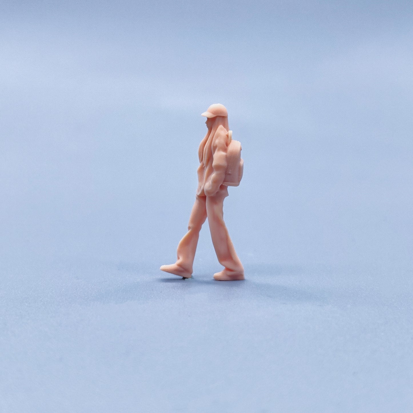 1/64 1/43 Figurines Scale Model Resin Girl Wearing A Hat Long Hair and A Small Backpack Uncolored Miniatures Diorama Hand-painted W430