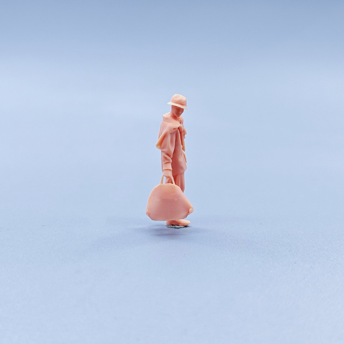 1/64 1/43 Figurines Scale Model Resin Bag Carrying Trendy Man Uncolored Miniatures Diorama Hand-painted C331