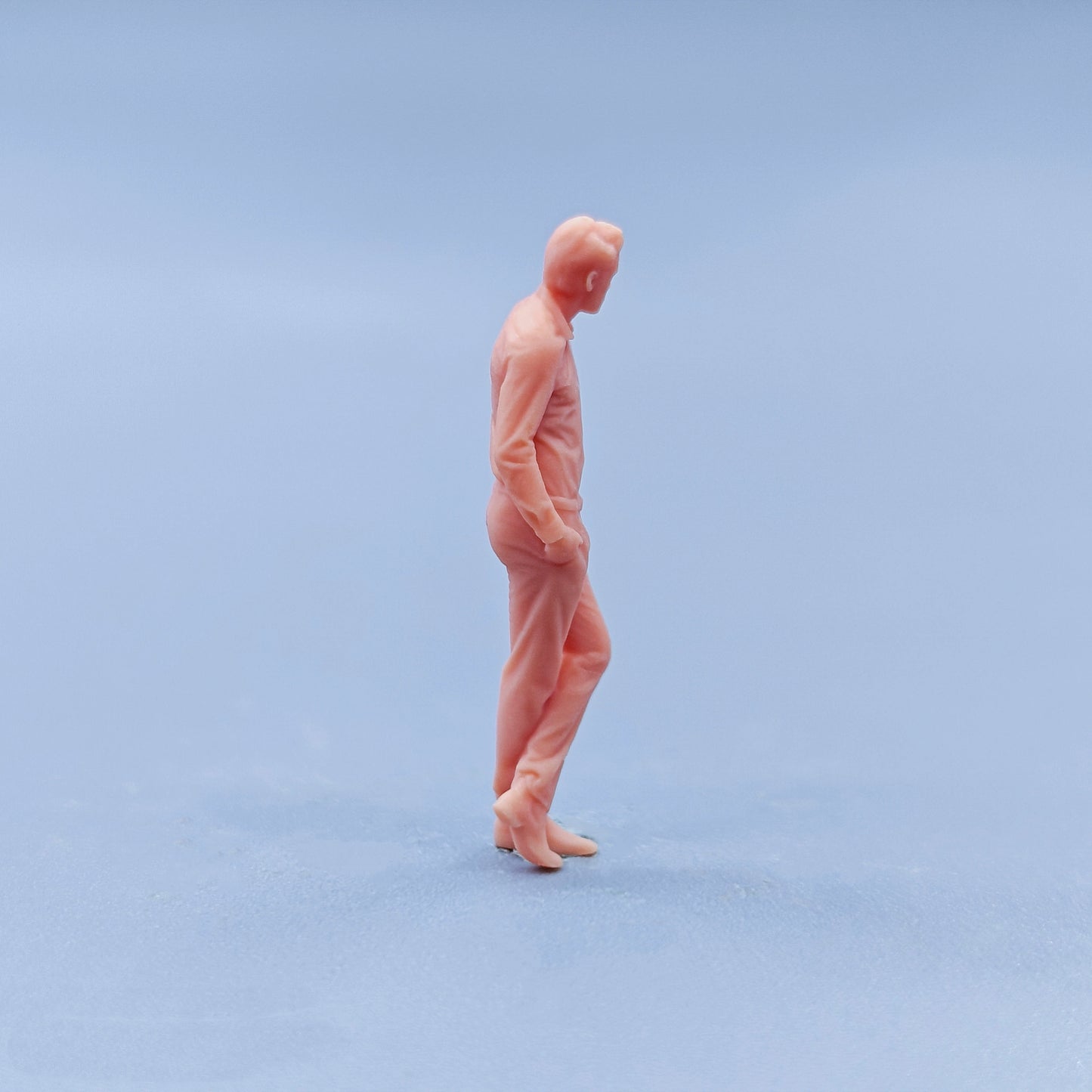 1/64 1/43 Figurines Scale Model Resin Men Standing with Crossed Feet Uncolored Miniatures Diorama Hand-painted D316