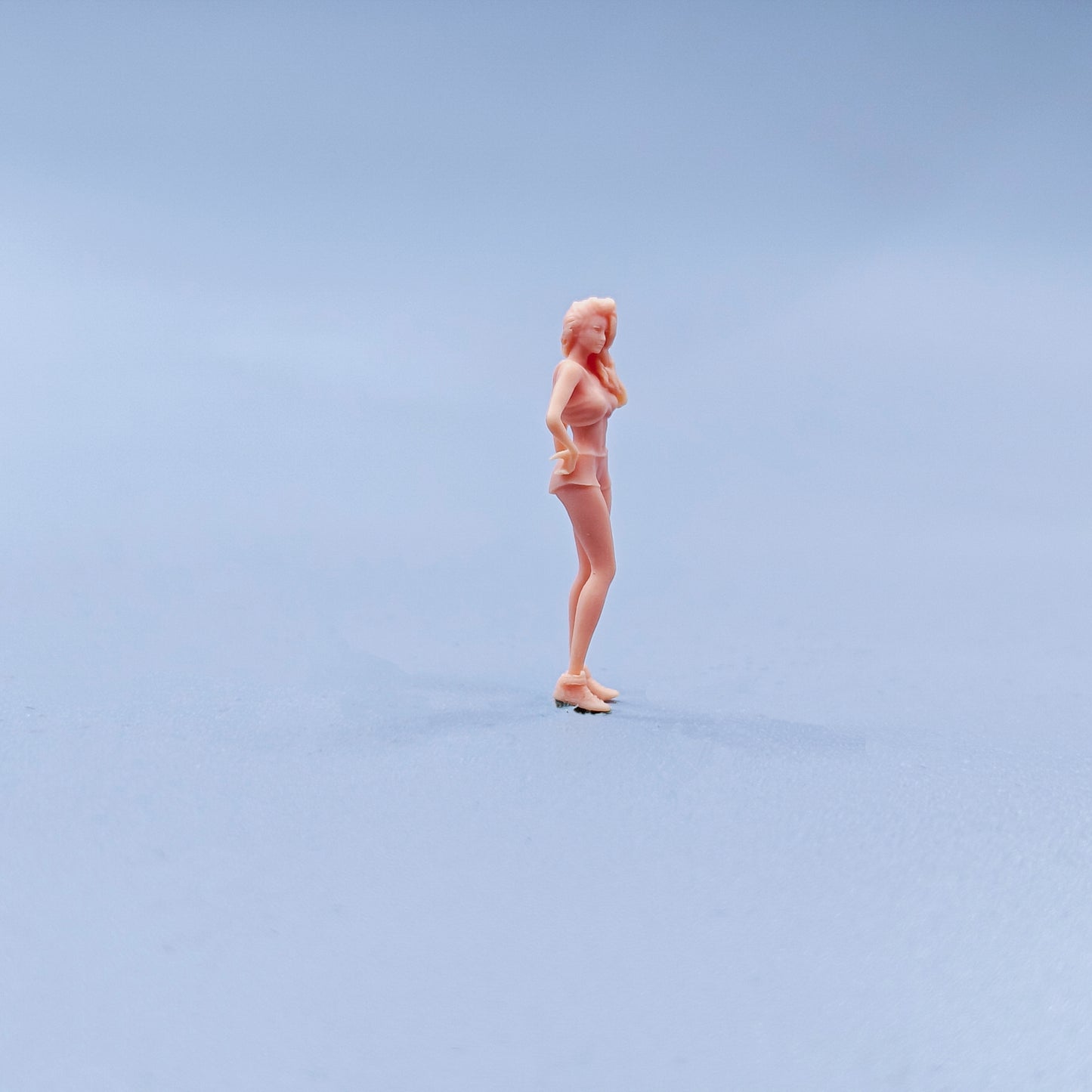 1/64 1/43 Figurines Scale Model Resin Standing Posture Curly Hair Waist Support Hot Pants Beautiful Woman Uncolored Miniatures Diorama Hand-painted C509