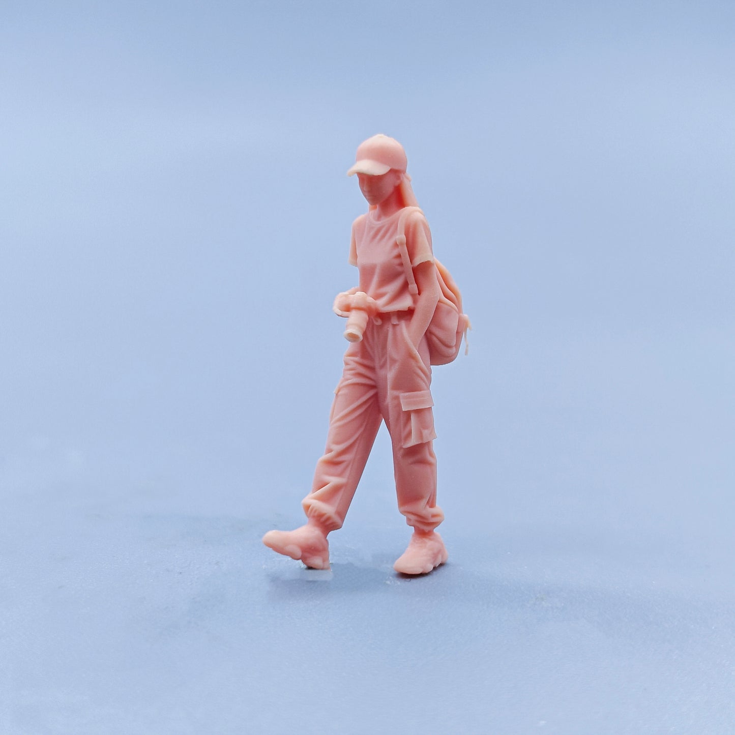 1/64 1/43 Figurines Scale Model Resin Camera Backpack Girl Uncolored Miniatures Diorama Hand-painted D512