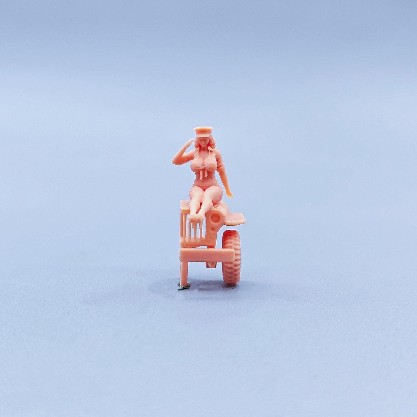 1/64 1/43 Figurines Scale Model Resin Female Officer Salutes Uncolored Miniatures Diorama Hand-painted C412