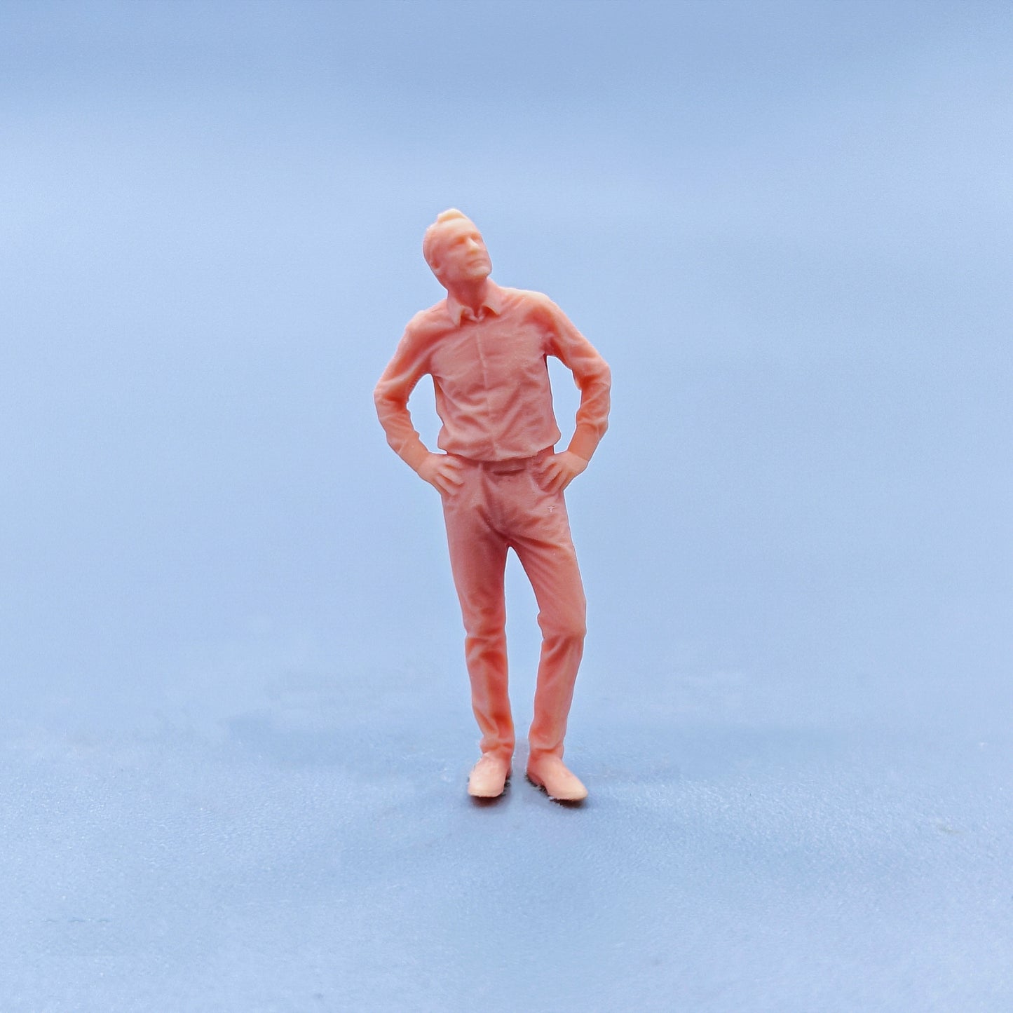 1/64 1/43 Figurines Scale Model Resin The Man Cross Your Hips and Look Up At The Sky Uncolored Miniatures Diorama Hand-painted D322