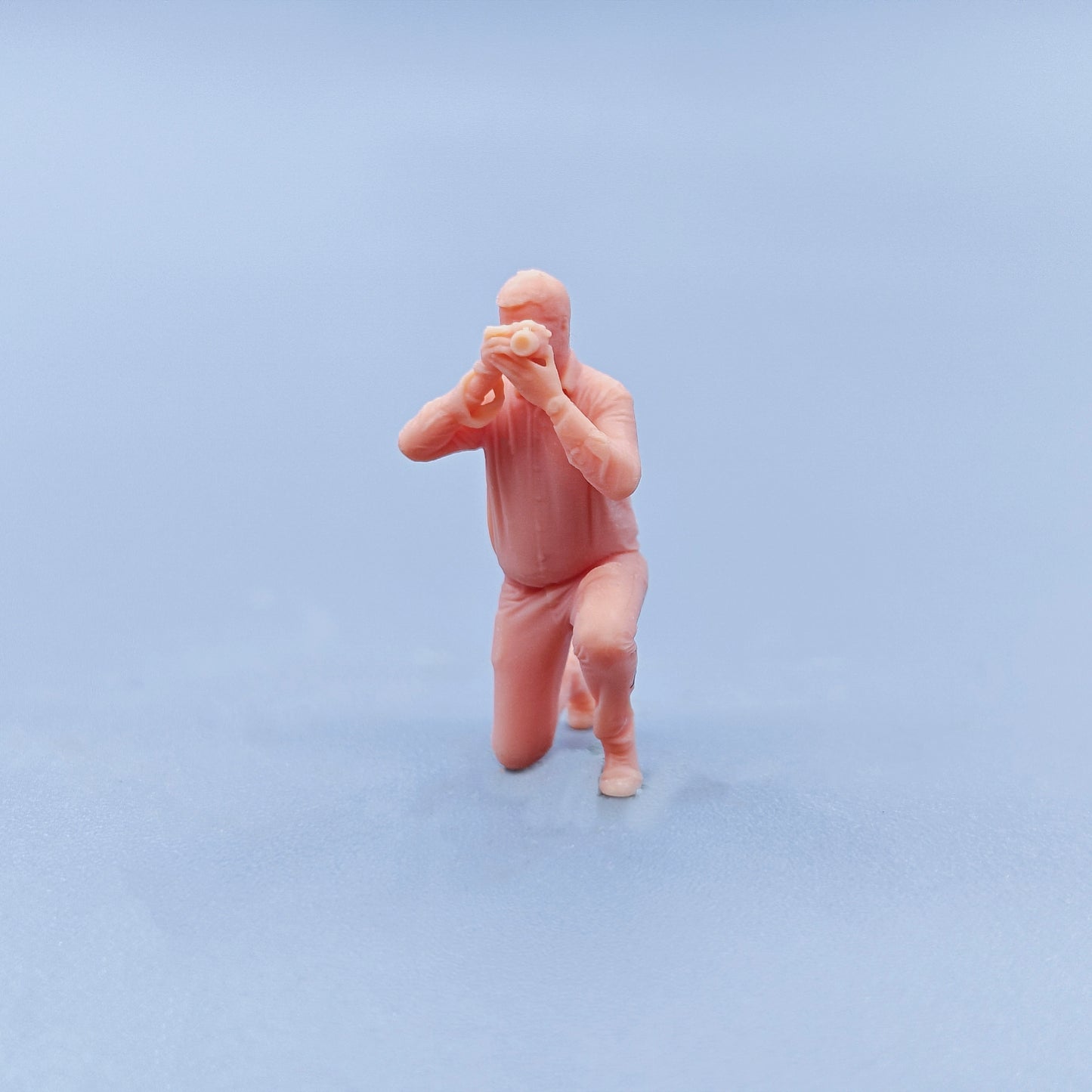 1/64 1/43 Figurines Scale Model Resin Squatting Pose Photo Uncle Uncolored Miniatures Diorama Hand-painted D336