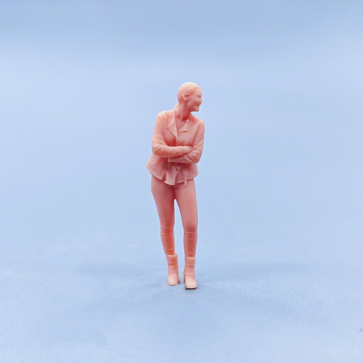 1/64 1/43 Figurines Scale Model Resin Smiling Woman Hug Chest with Both Hands Uncolored Miniatures Diorama Hand-painted D323