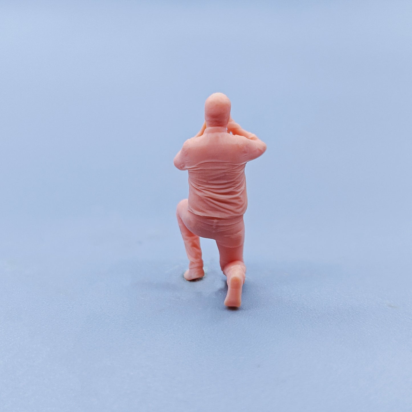 1/64 1/43 Figurines Scale Model Resin Squatting Pose Photo Uncle Uncolored Miniatures Diorama Hand-painted D336