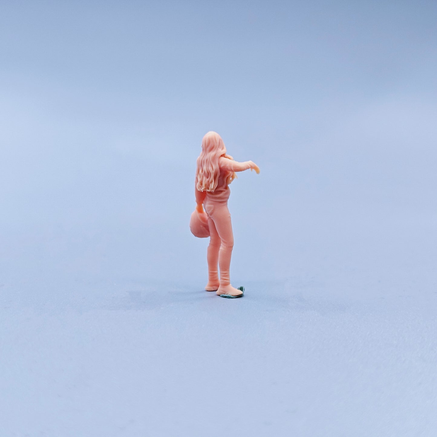 1/64 1/43 Figurines Scale Model Resin Standing Posture Curly Hair Wearing A Helmet Female Uncolored Miniatures Diorama Hand-painted C436