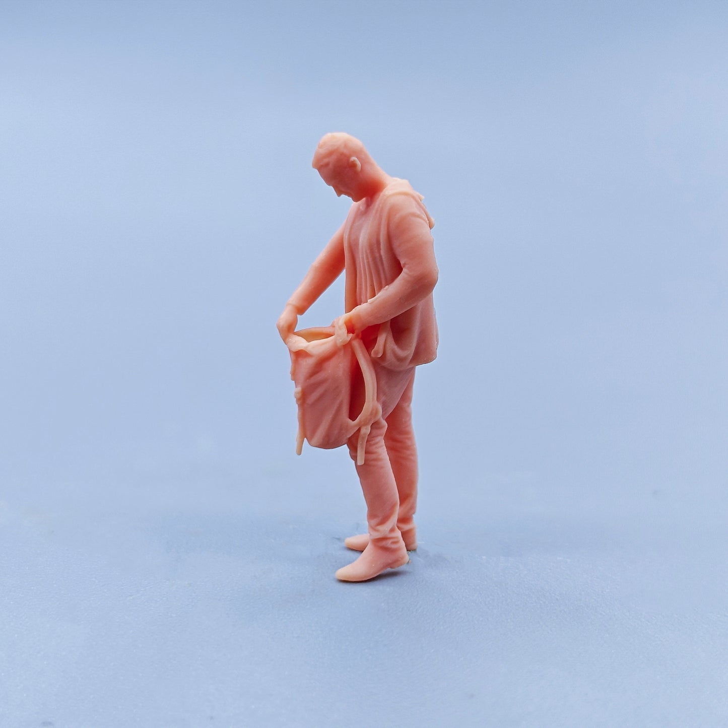 1/64 1/43 Figurines Scale Model Resin The Man Open The Backpack and Check Uncolored Miniatures Diorama Hand-painted D432