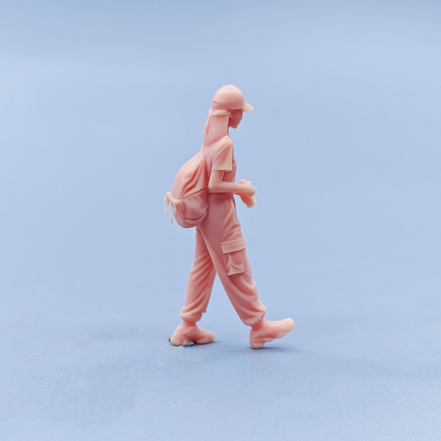 1/64 1/43 Figurines Scale Model Resin Camera Backpack Girl Uncolored Miniatures Diorama Hand-painted D512