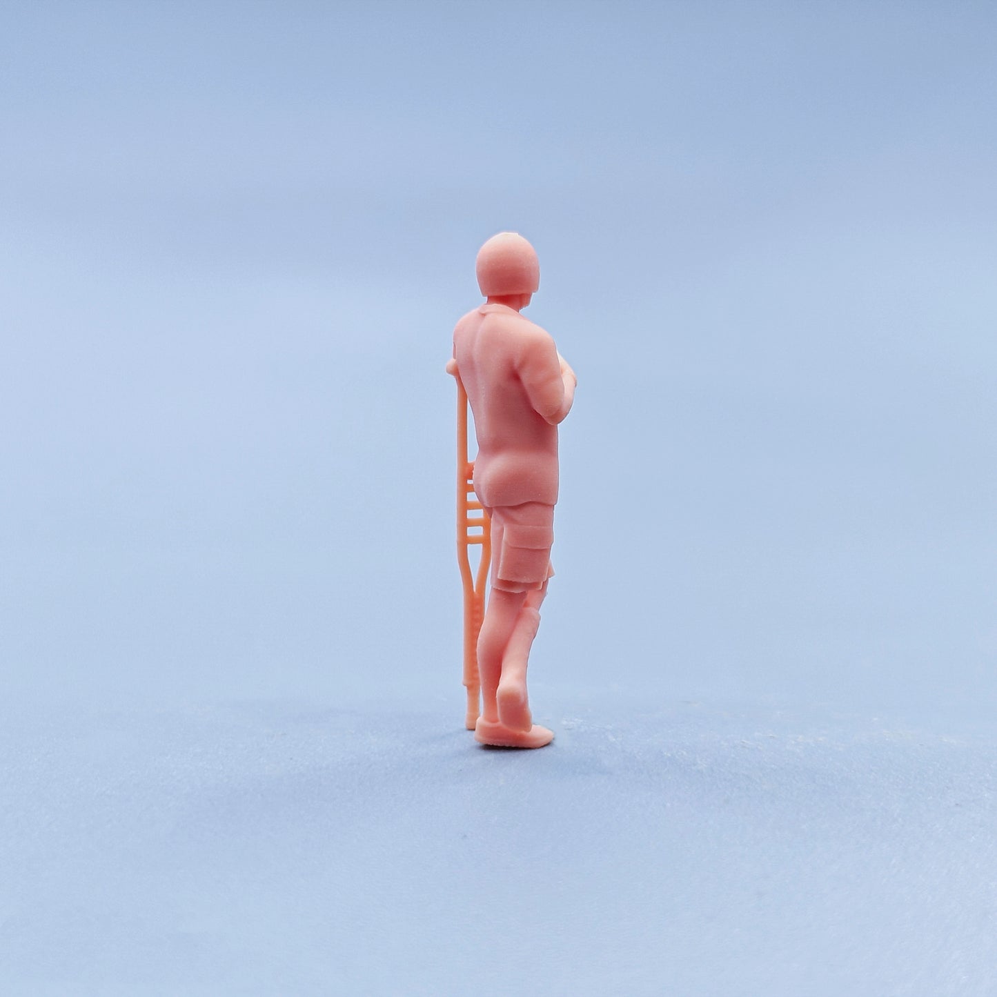 1/64 1/43 Figurines Scale Model Resin Injured on Crutches Uncolored Miniatures Diorama Hand-painted D734