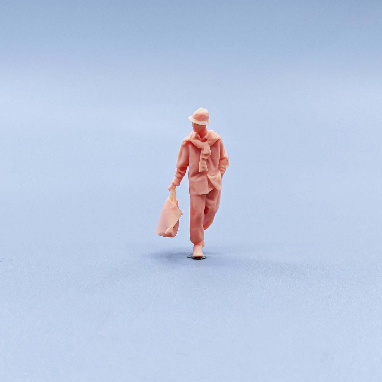 1/64 1/43 Figurines Scale Model Resin Bag Carrying Trendy Man Uncolored Miniatures Diorama Hand-painted C331