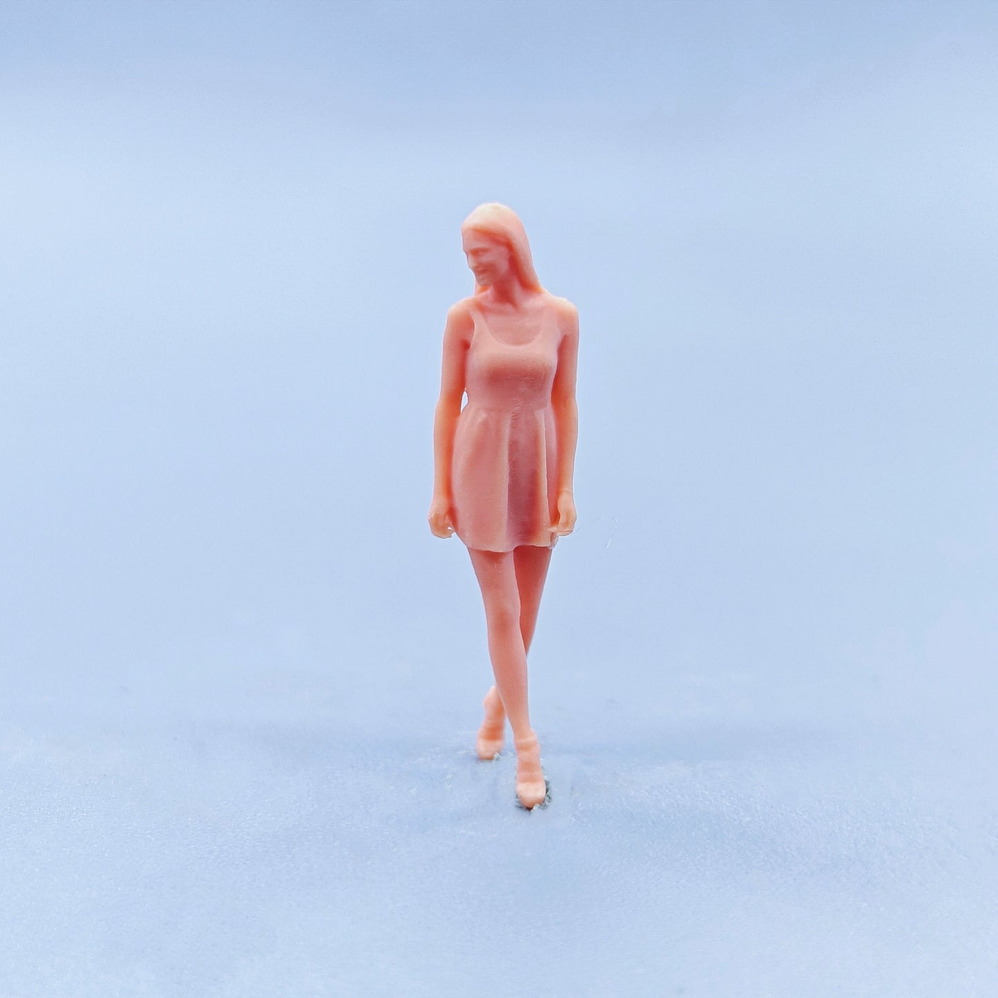 1/64 1/43 Figurines Scale Model Resin High Heels Smiling Walking Posture for Women Uncolored Miniatures Diorama Hand-painted D402