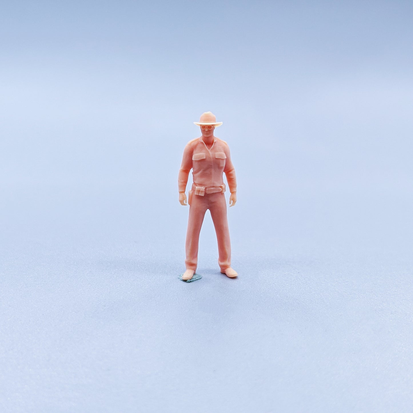 1/64 1/43 Figurines Scale Model Resin A Police Officer Wearing Sunglasses Uncolored Miniatures Diorama Hand-painted C307