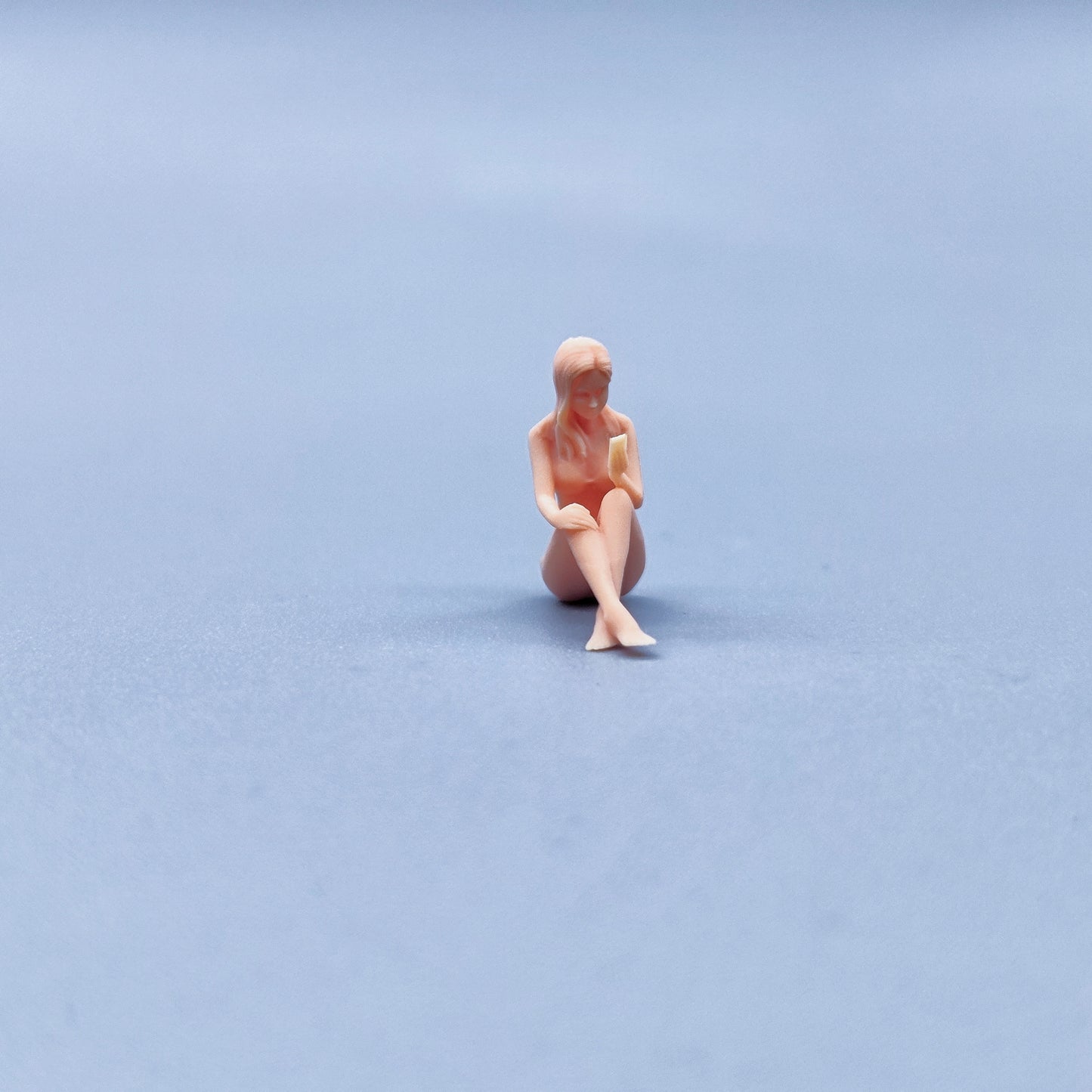 1/64 1/43 Figurines Scale Model Resin Sitting on The Ground Looking At A Bikini Woman's Phone Uncolored Miniatures Diorama Hand-painted W428