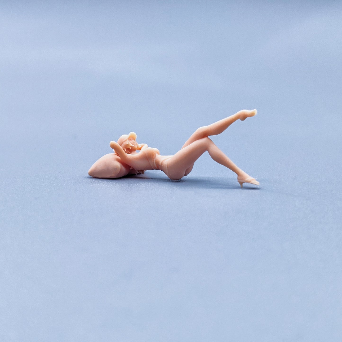 1/64 1/43 Figurines Scale Model Resin Lying in The Sun Bikini Girl Uncolored Miniatures Diorama Hand-painted W409
