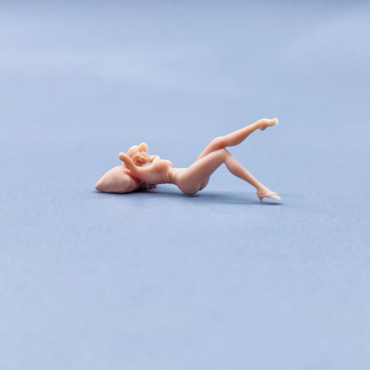 1/64 1/43 Figurines Scale Model Resin Lying in The Sun Bikini Girl Uncolored Miniatures Diorama Hand-painted W409