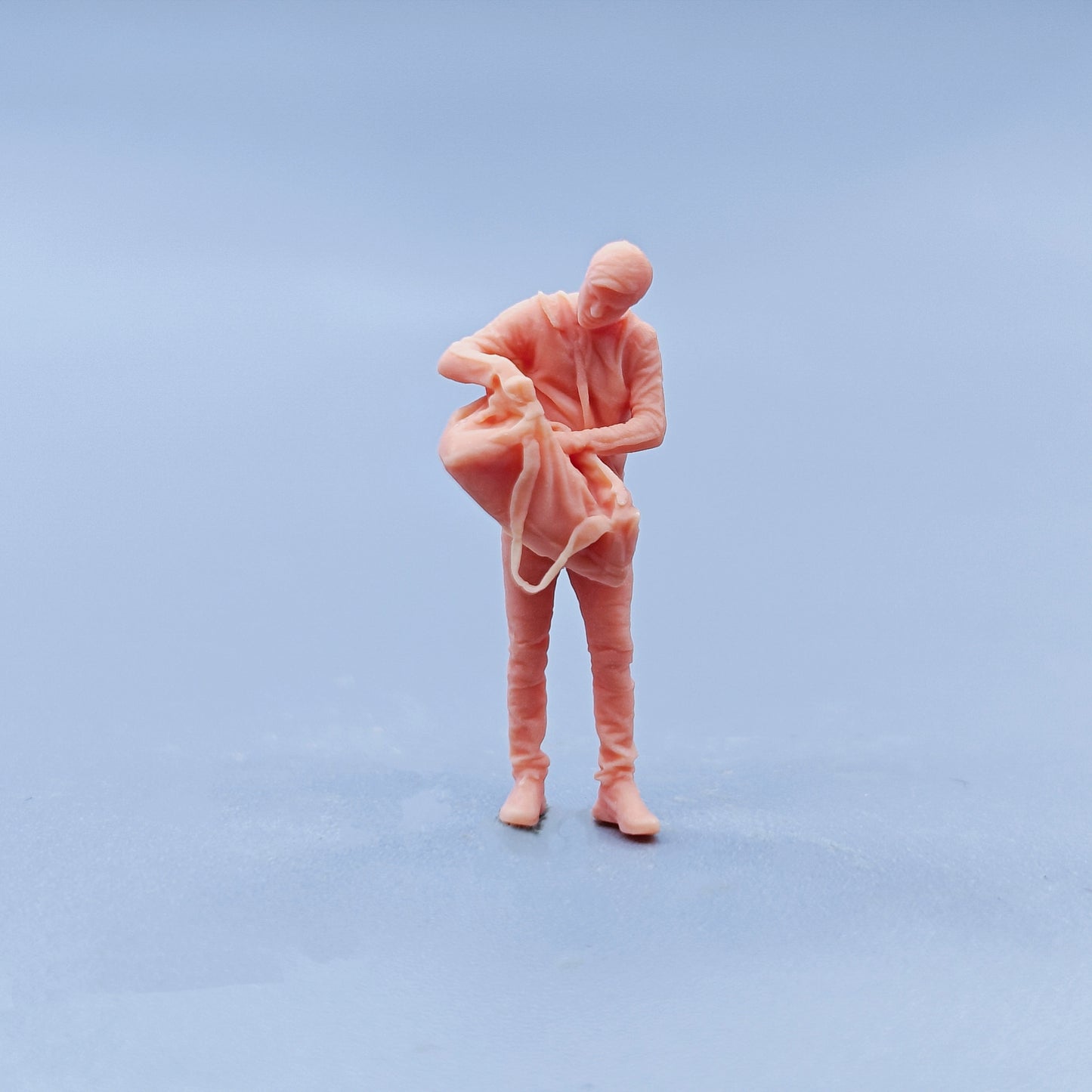 1/64 1/43 Figurines Scale Model Resin Man Looking for Things in Backpack Uncolored Miniatures Diorama Hand-painted D301