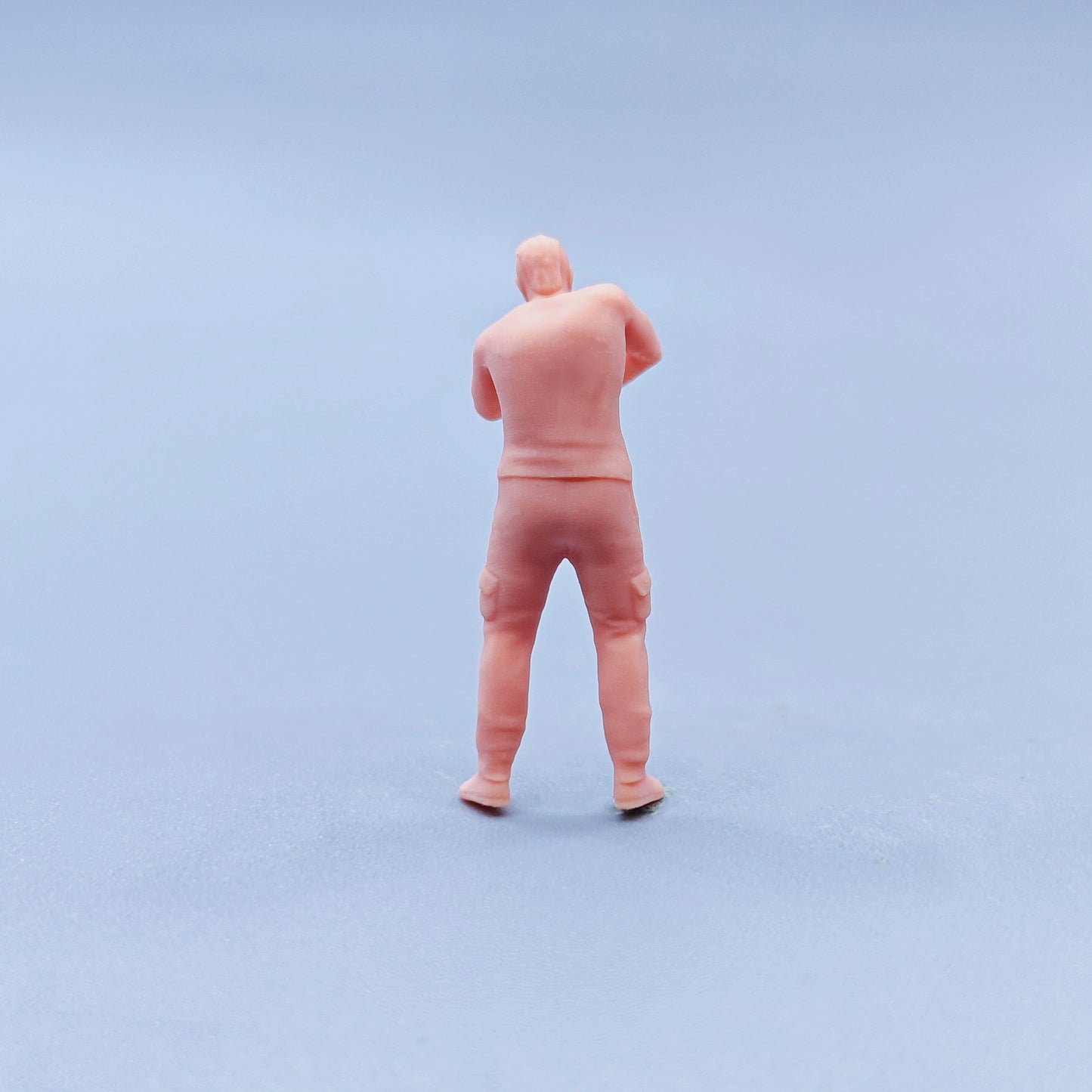 1/64 1/43 Figurines Scale Model Resin Head Down Maintenance and Polishing Worker Uncolored Miniatures Diorama Hand-painted D125