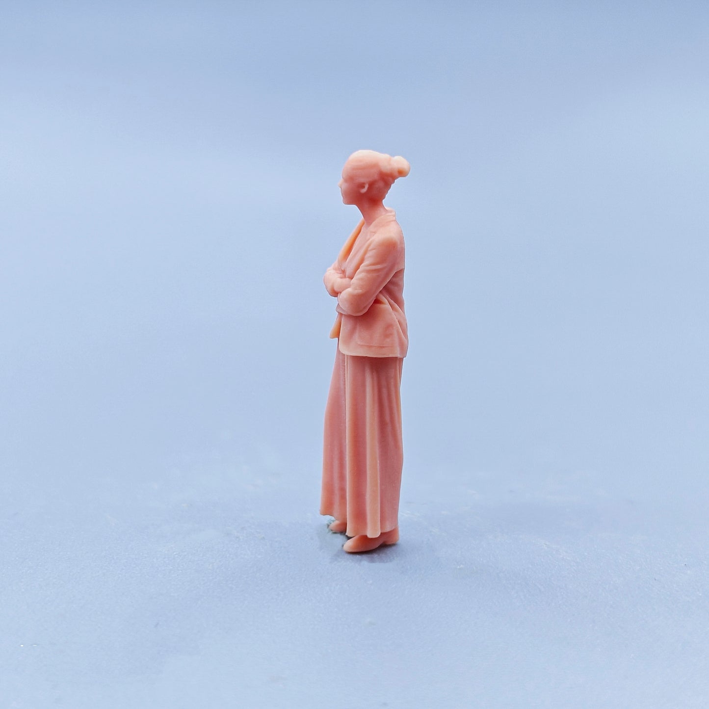 1/64 1/43 Figurines Scale Model Resin A Girl with Her Hands on Her Chest Uncolored Miniatures Diorama Hand-painted D136
