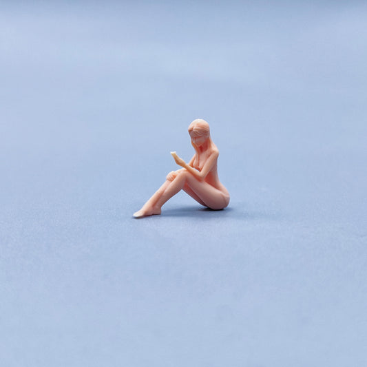 1/64 1/43 Figurines Scale Model Resin Sitting on The Ground Looking At A Bikini Woman's Phone Uncolored Miniatures Diorama Hand-painted W428