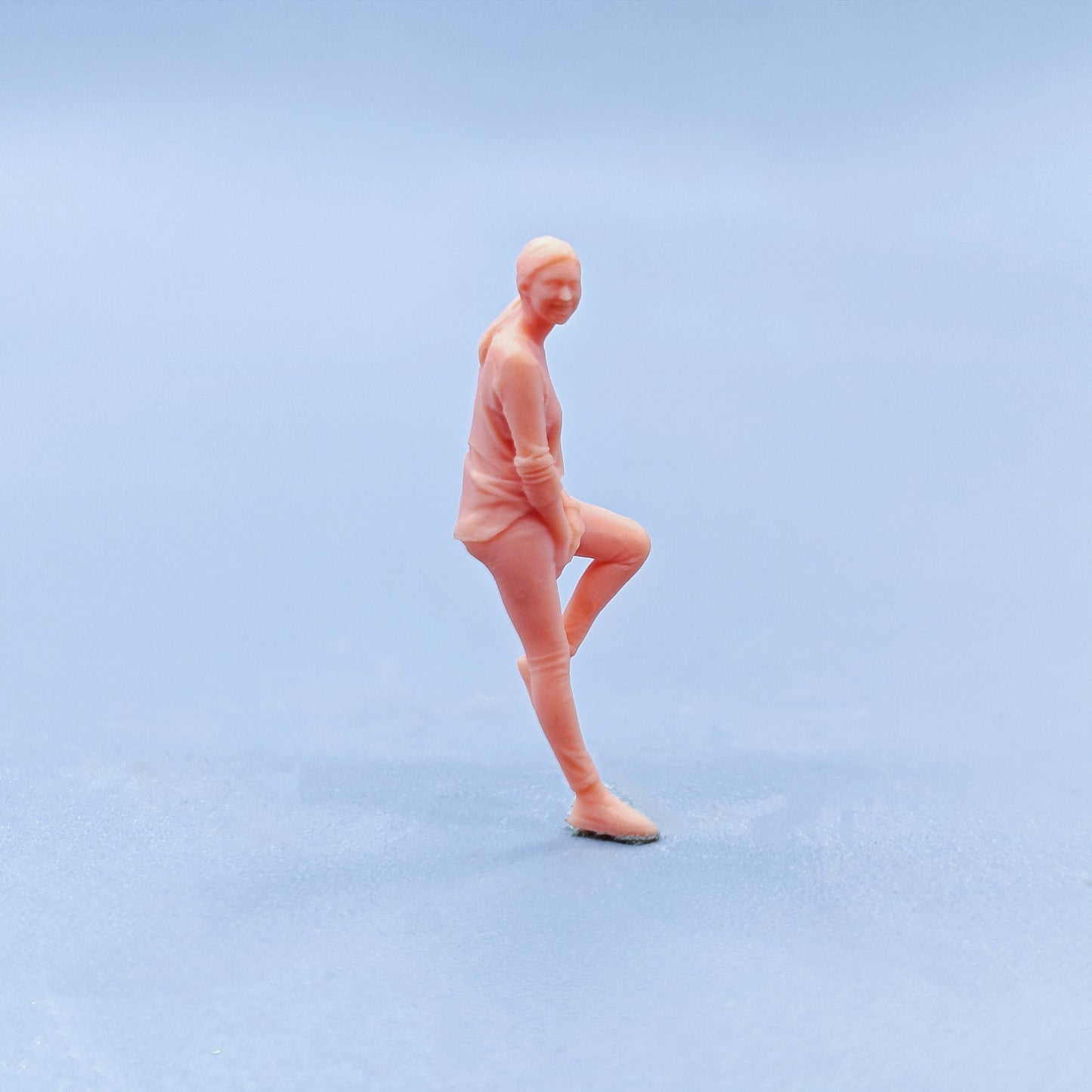1/64 1/43 Figurines Scale Model Resin Smiling Woman Standing Against The Wall Uncolored Miniatures Diorama Hand-painted D333