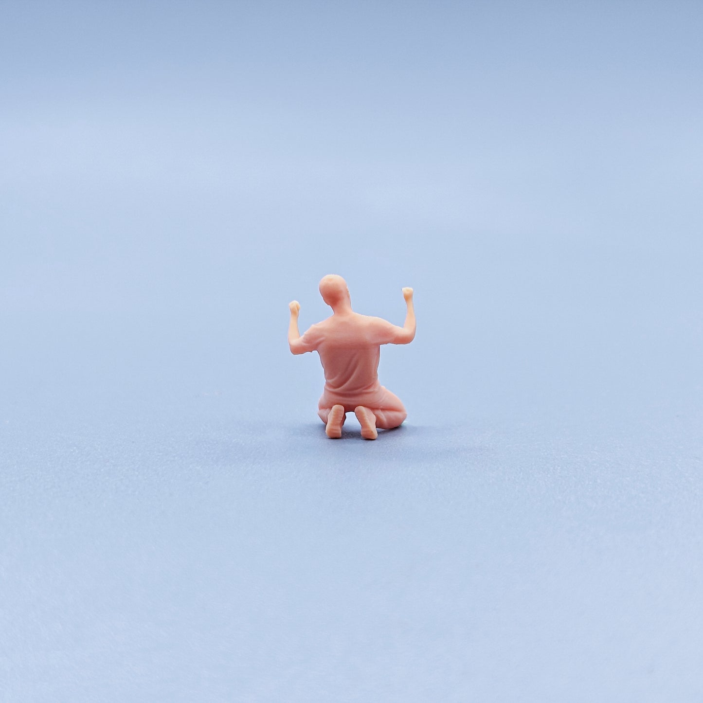 1/64 1/43 Figurines Scale Model Resin Slippery Kneeling Cheering Man Uncolored Miniatures Diorama Hand-painted C308