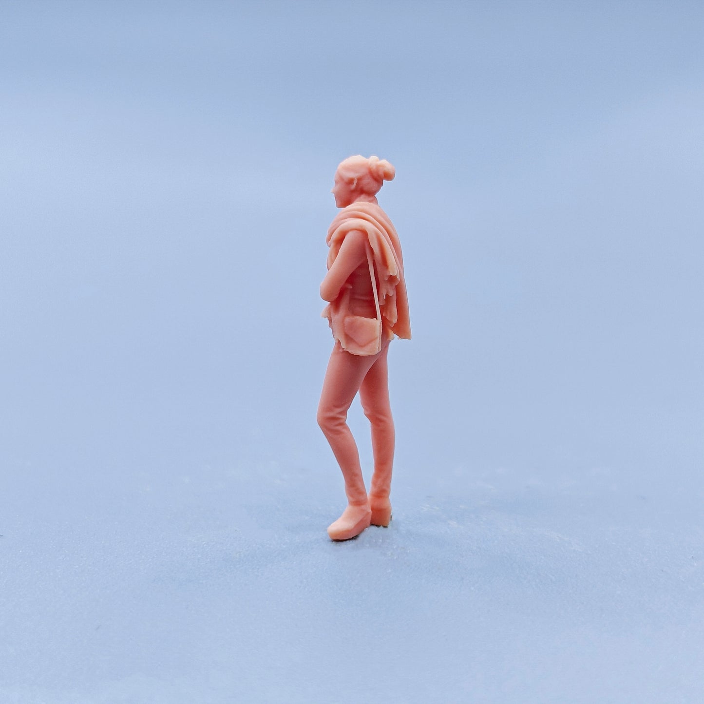 1/64 1/43 Figurines Scale Model Resin Scarf Backpack for Women Uncolored Miniatures Diorama Hand-painted D302
