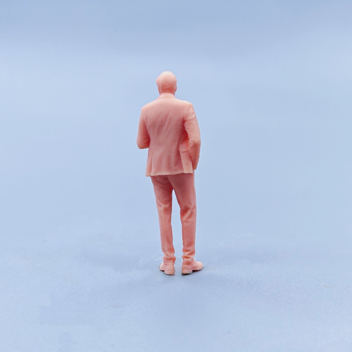 1/64 1/43 Figurines Scale Model Resin Glasses Man Look Down At His Phone Uncolored Miniatures Diorama Hand-painted D335