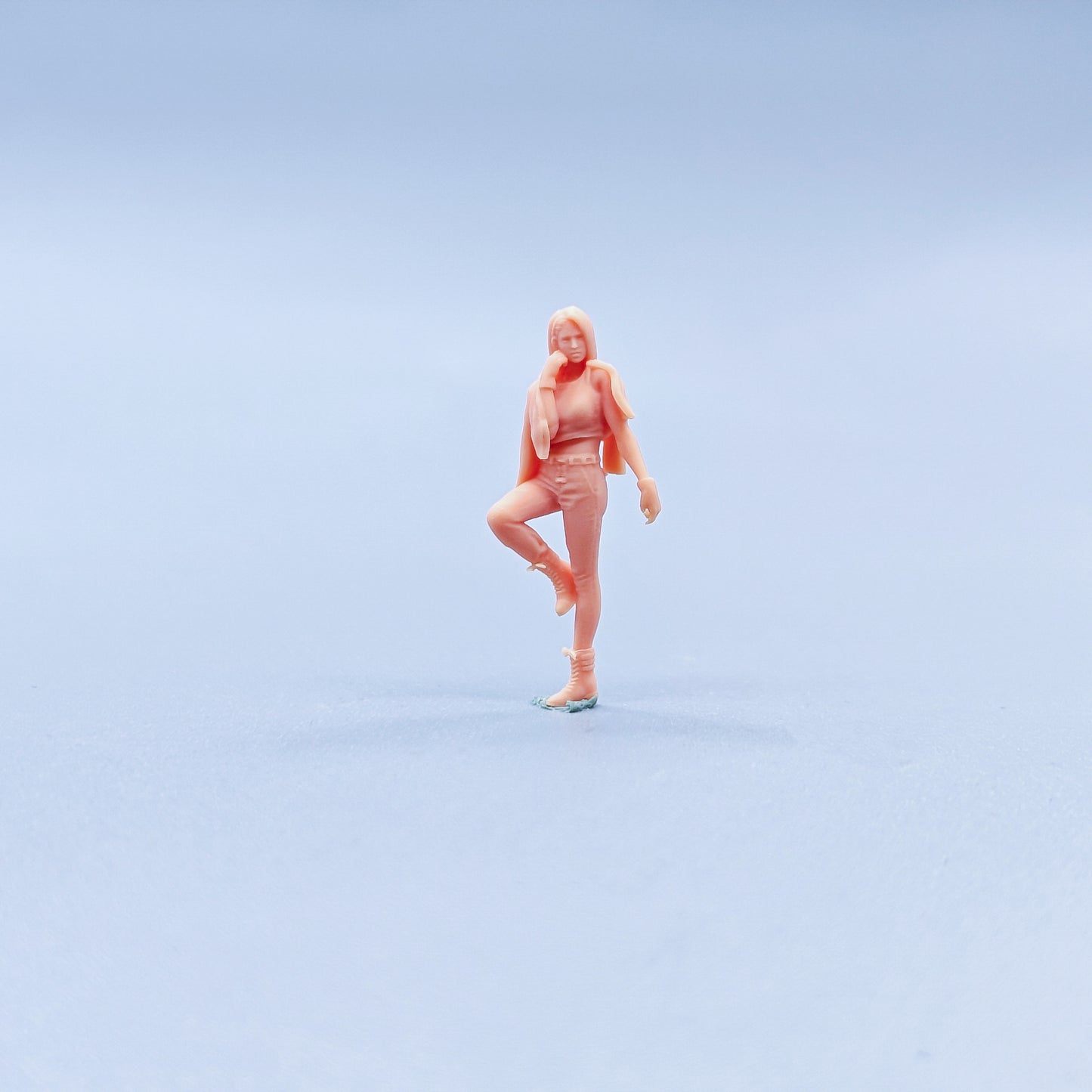 1/64 1/43 Figurines Scale Model Resin Get Clothes By Posture Girl Uncolored Miniatures Diorama Hand-painted C420