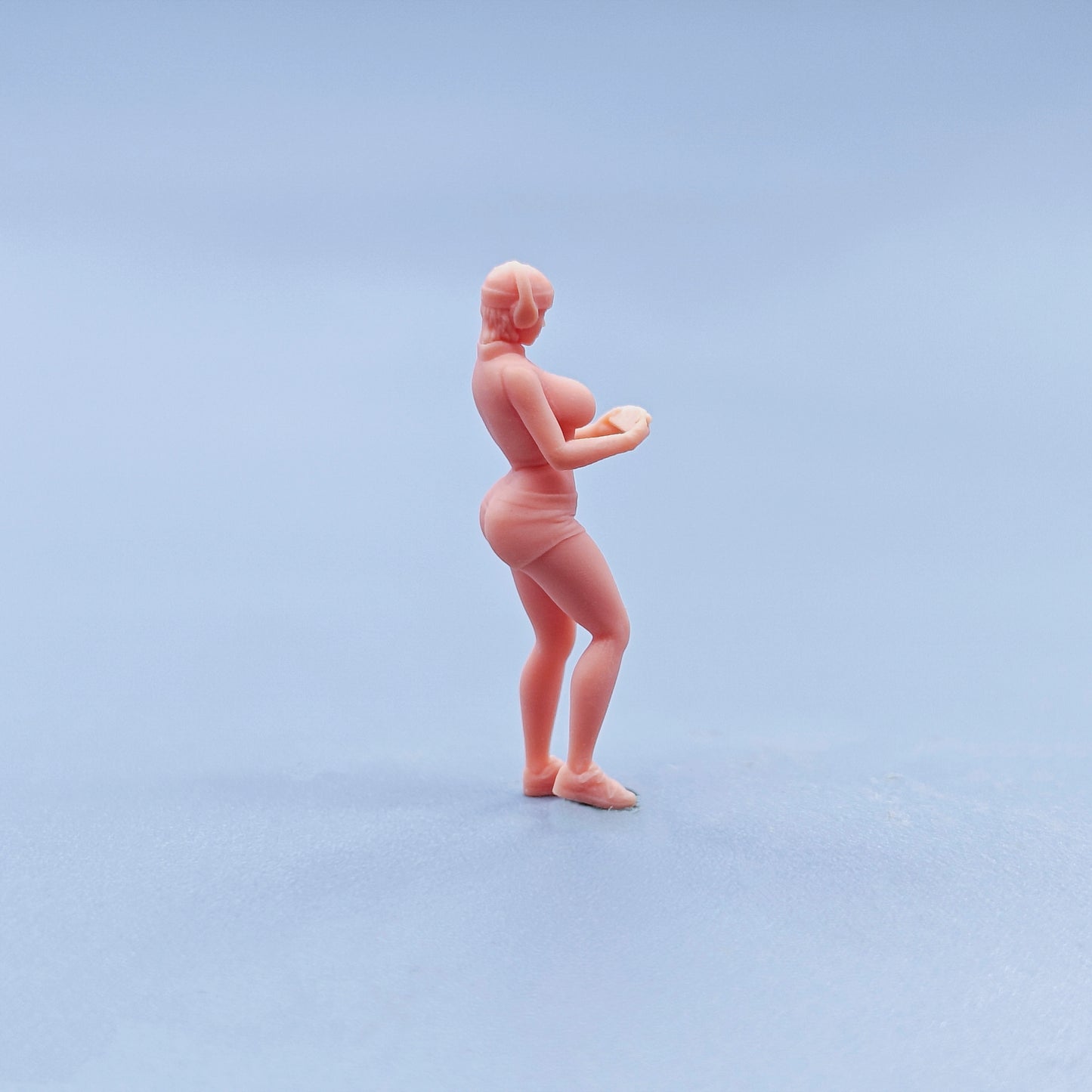 1/64 1/43 Figurines Scale Model Resin The Girl Wearing Headphones Playing Games Uncolored Miniatures Diorama Hand-painted D733