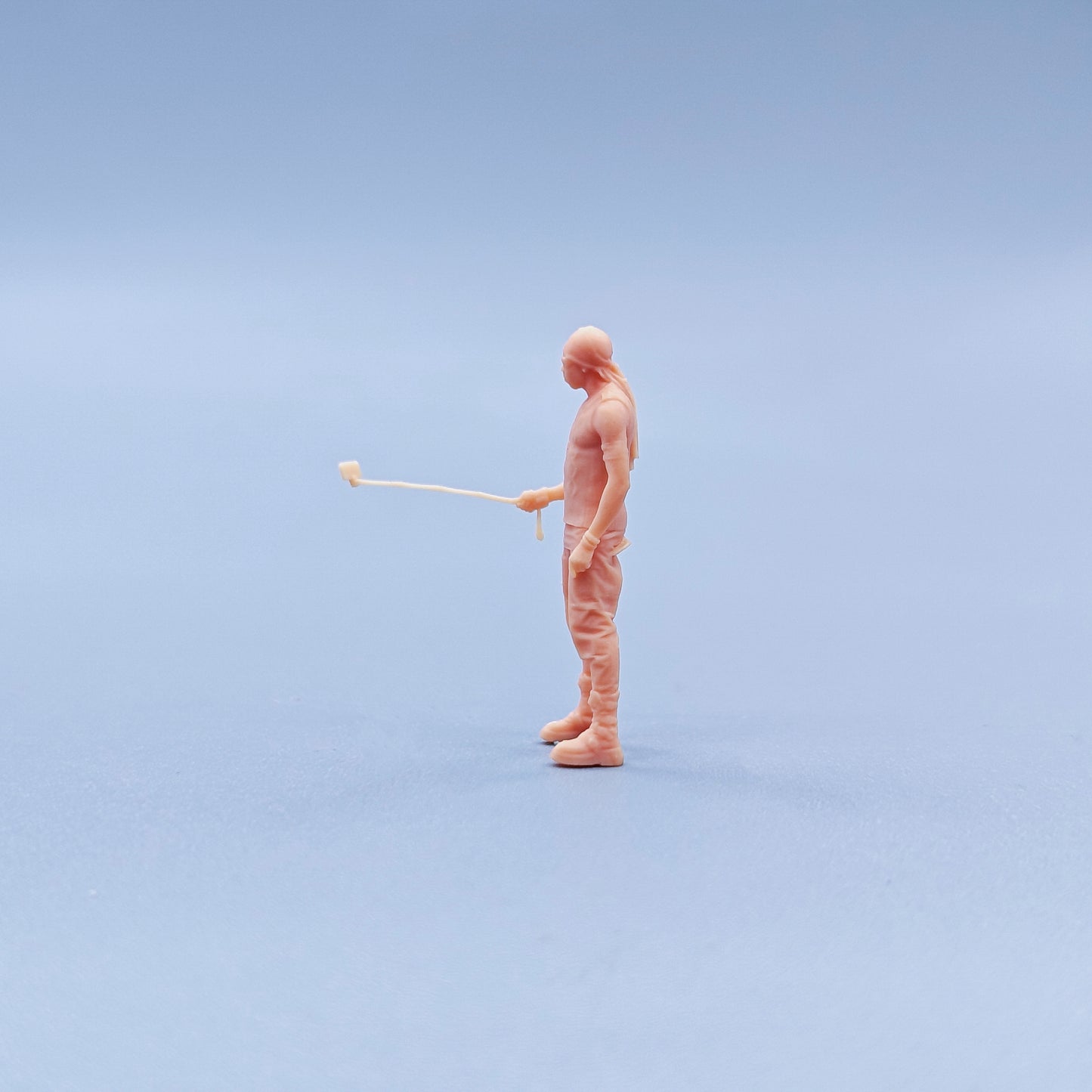1/64 1/43 Figurines Scale Model Resin Take A Selfie Stick and Take A Selfie with A Man Uncolored Miniatures Diorama Hand-painted C311