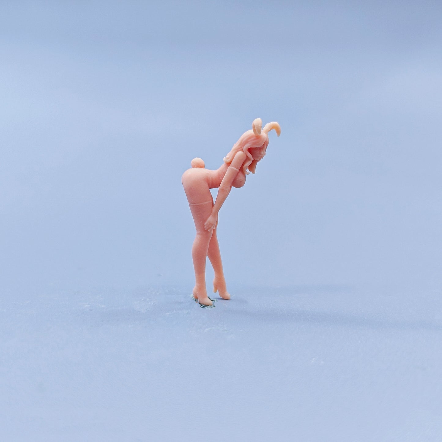 1/64 1/43 Figurines Scale Model Resin Bending Over Rabbit Ear Girl Uncolored Miniatures Diorama Hand-painted C728