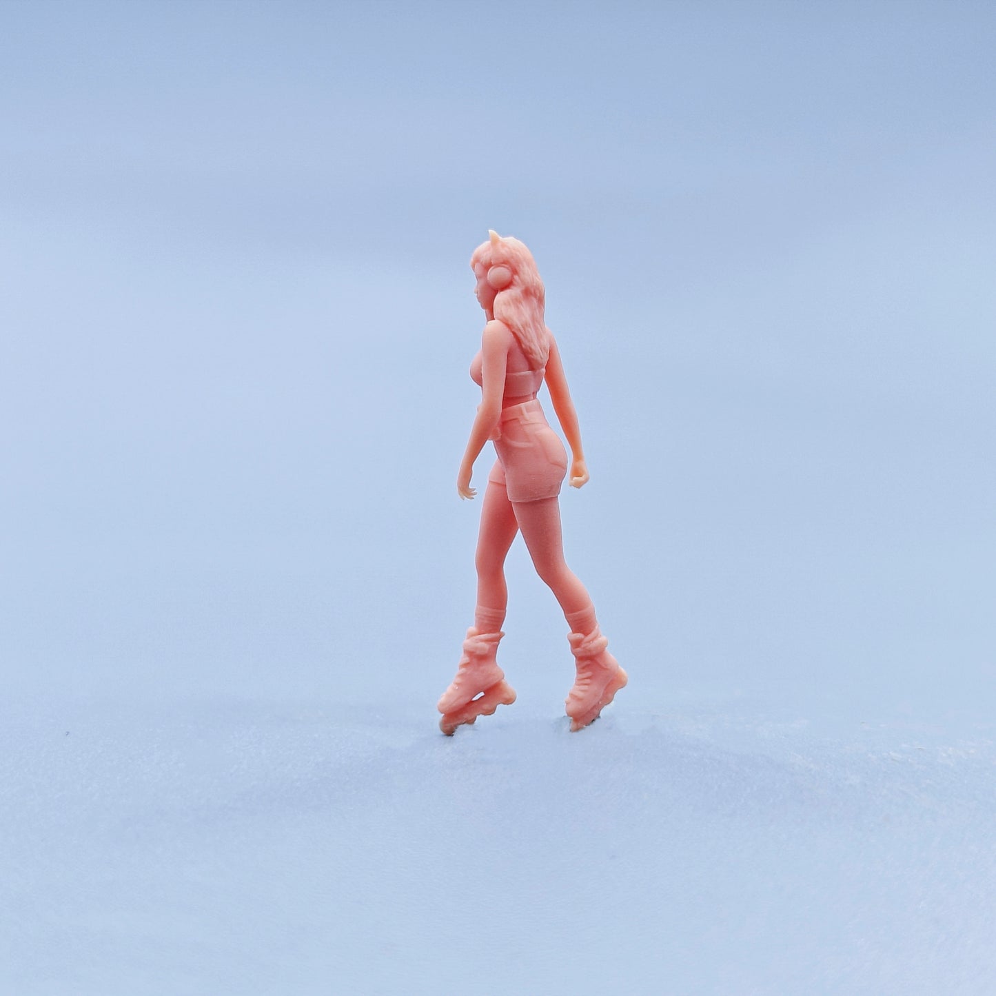 1/64 1/43 Figurines Scale Model Resin Ice Skating Girl Wearing Headphones Uncolored Miniatures Diorama Hand-painted D725