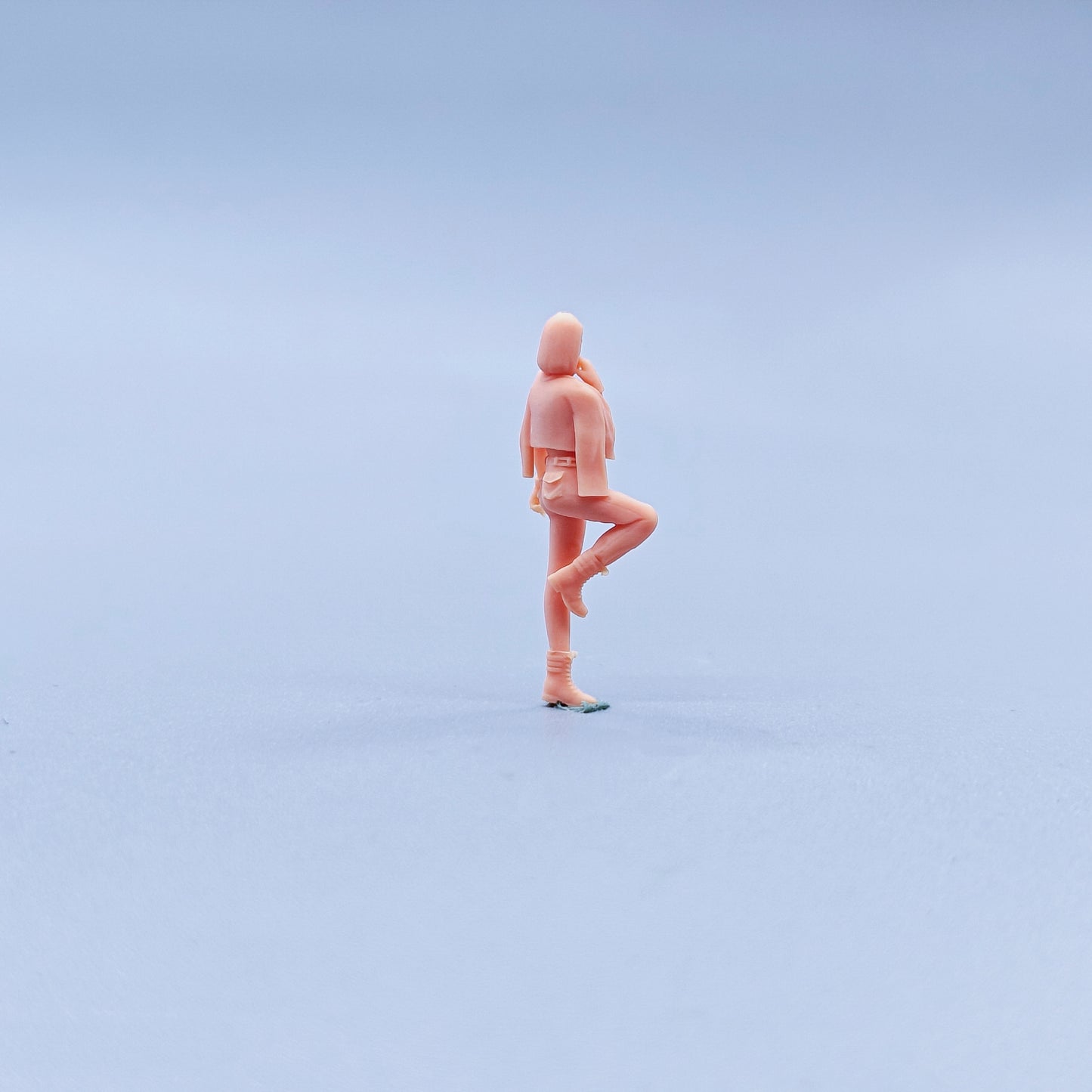 1/64 1/43 Figurines Scale Model Resin Get Clothes By Posture Girl Uncolored Miniatures Diorama Hand-painted C420