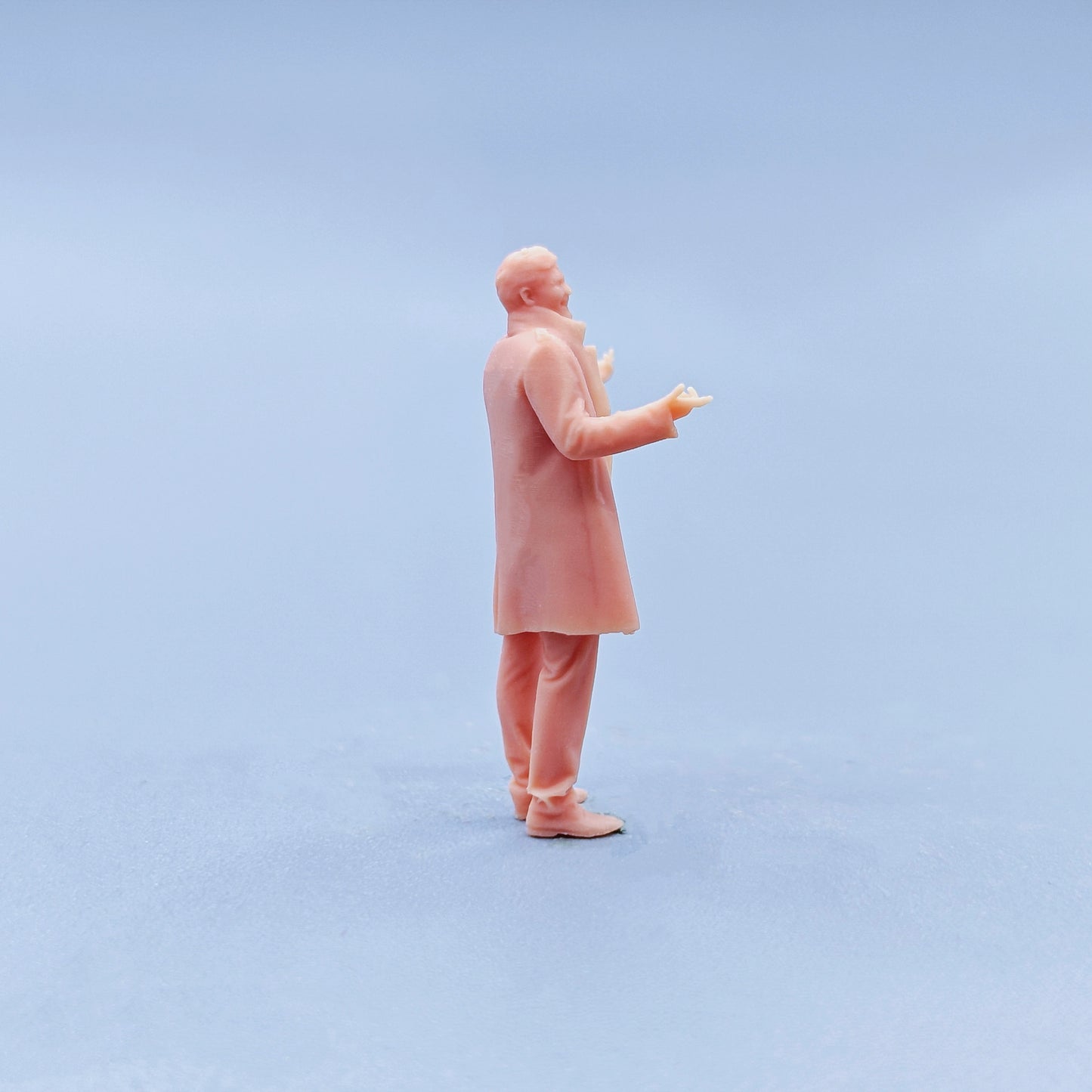 1/64 1/43 Figurines Scale Model Resin Overcoat Shrug Man Uncolored Miniatures Diorama Hand-painted D304