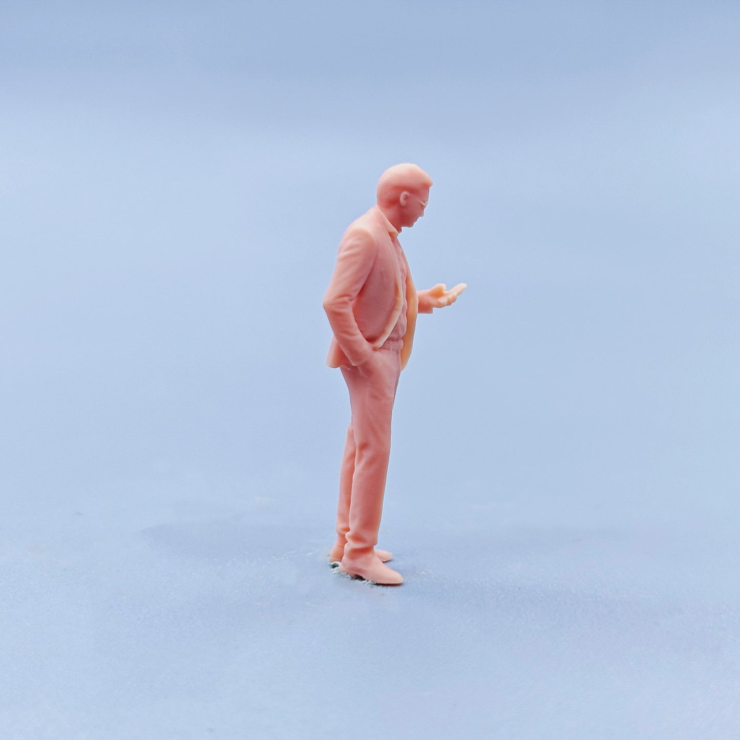1/64 1/43 Figurines Scale Model Resin Glasses Man Look Down At His Phone Uncolored Miniatures Diorama Hand-painted D335