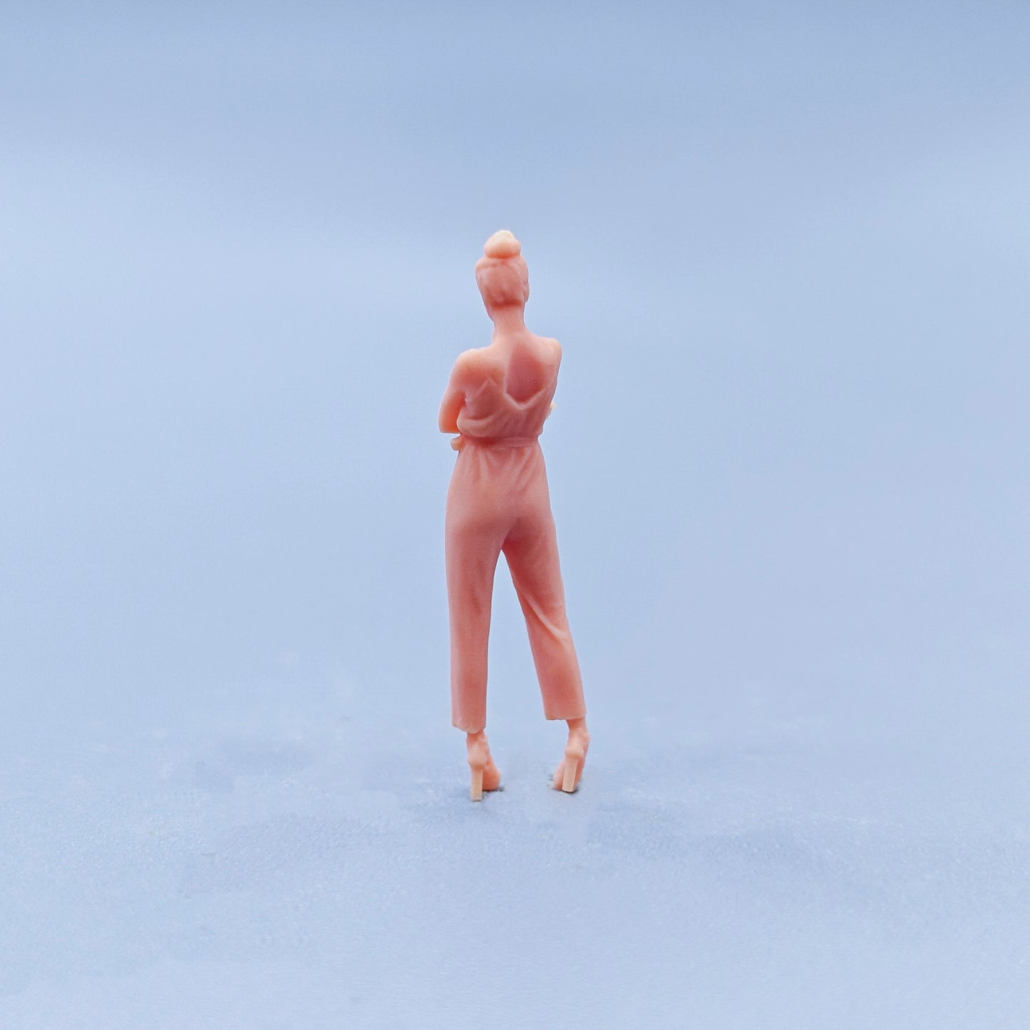 1/64 1/43 Figurines Scale Model Resin Women Clenching Their Fists To Support Their Chin Uncolored Miniatures Diorama Hand-painted D312