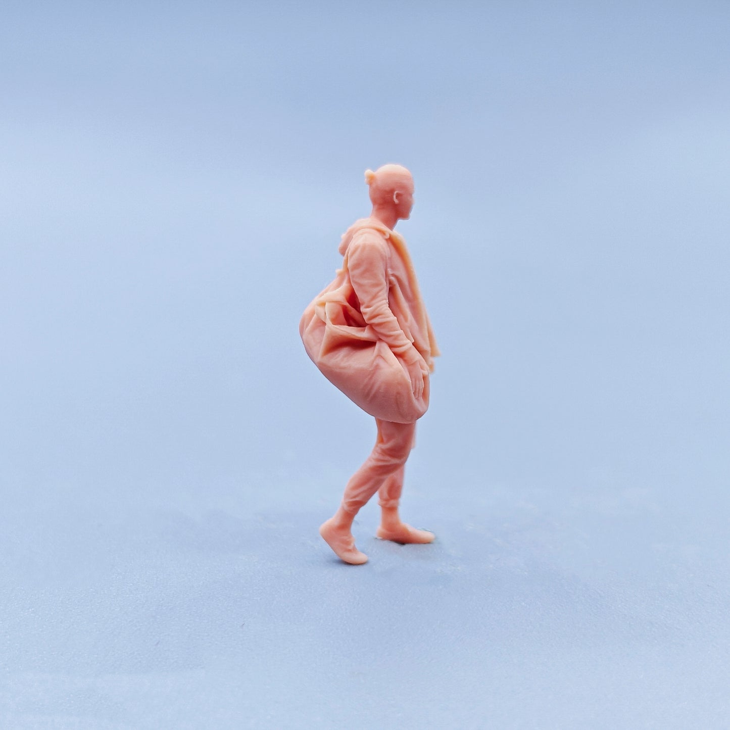 1/64 1/43 Figurines Scale Model Resin Walking Posture Single Shoulder Backpack Male Uncolored Miniatures Diorama Hand-painted D303