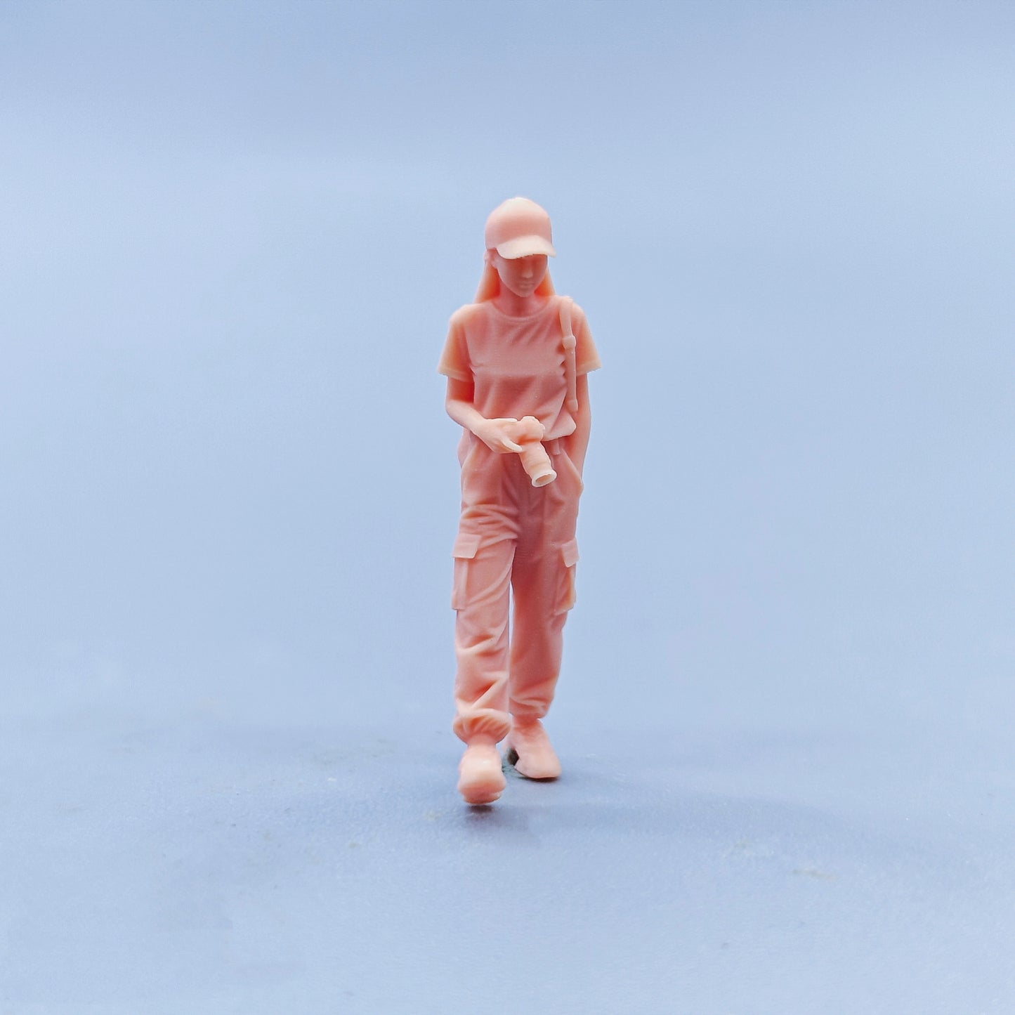 1/64 1/43 Figurines Scale Model Resin Camera Backpack Girl Uncolored Miniatures Diorama Hand-painted D512