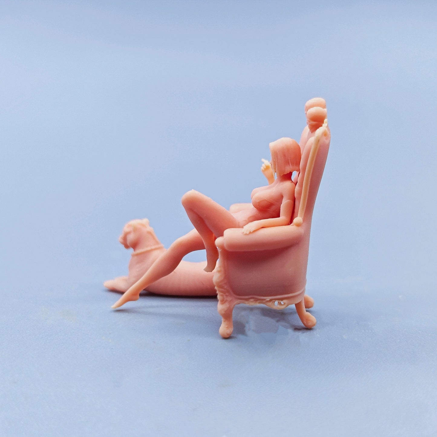 1/64 1/43 Figurines Scale Model Resin The Luxurious Queen Smokes Uncolored Miniatures Diorama Hand-painted D514