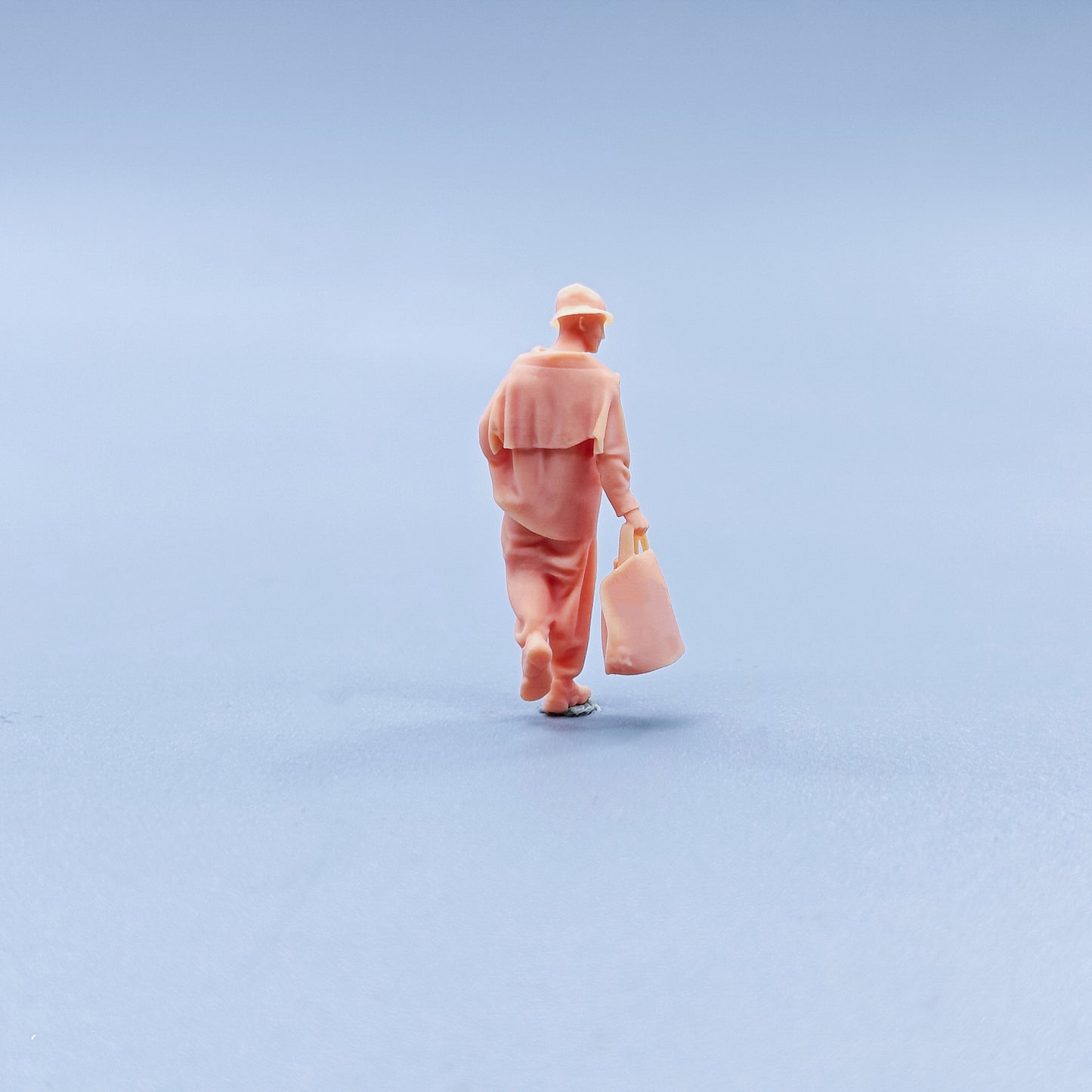 1/64 1/43 Figurines Scale Model Resin Bag Carrying Trendy Man Uncolored Miniatures Diorama Hand-painted C331