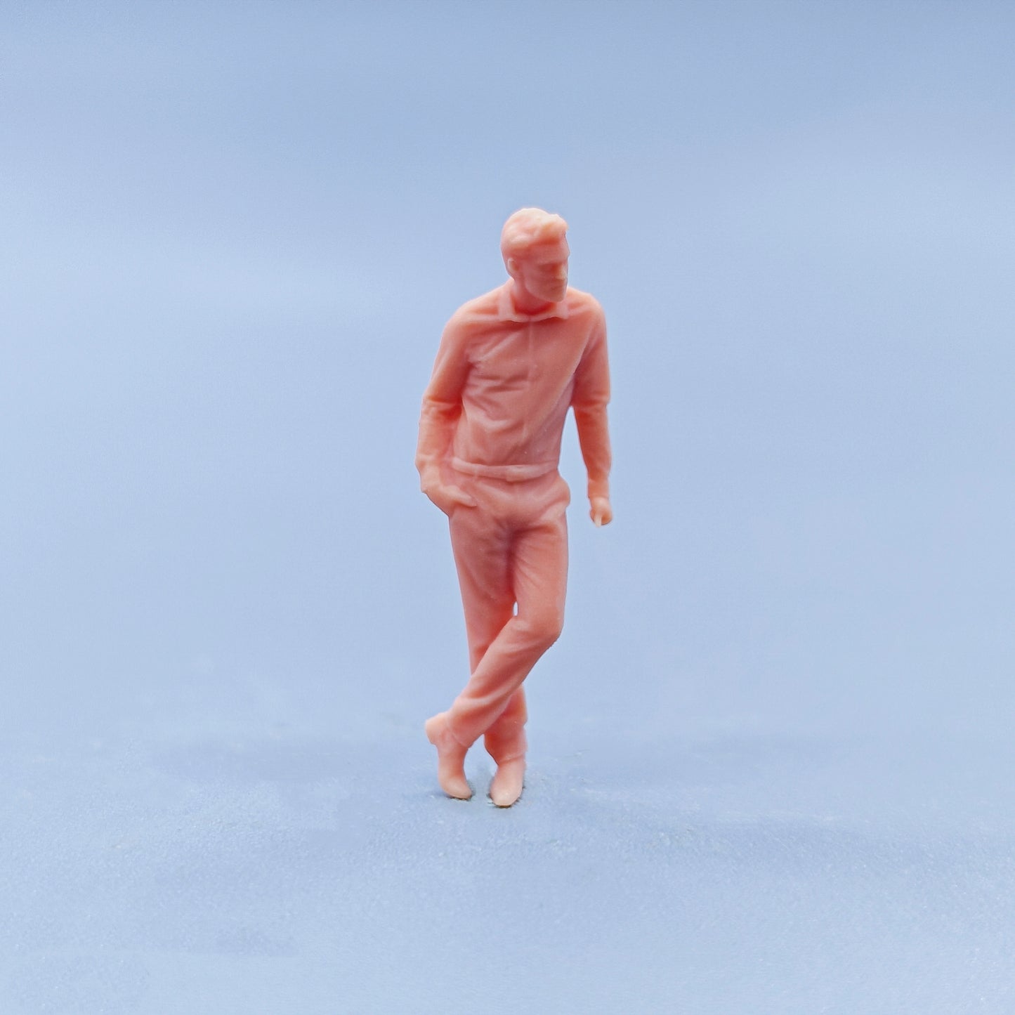 1/64 1/43 Figurines Scale Model Resin Men Standing with Crossed Feet Uncolored Miniatures Diorama Hand-painted D316