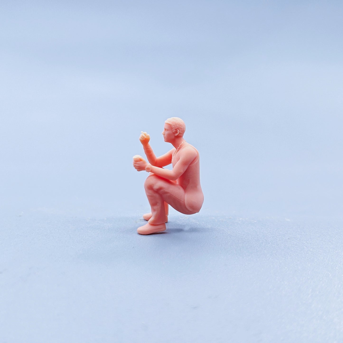 1/64 1/43 Figurines Scale Model Resin Squatting Smoking Drinking Man Uncolored Miniatures Diorama Hand-painted D822