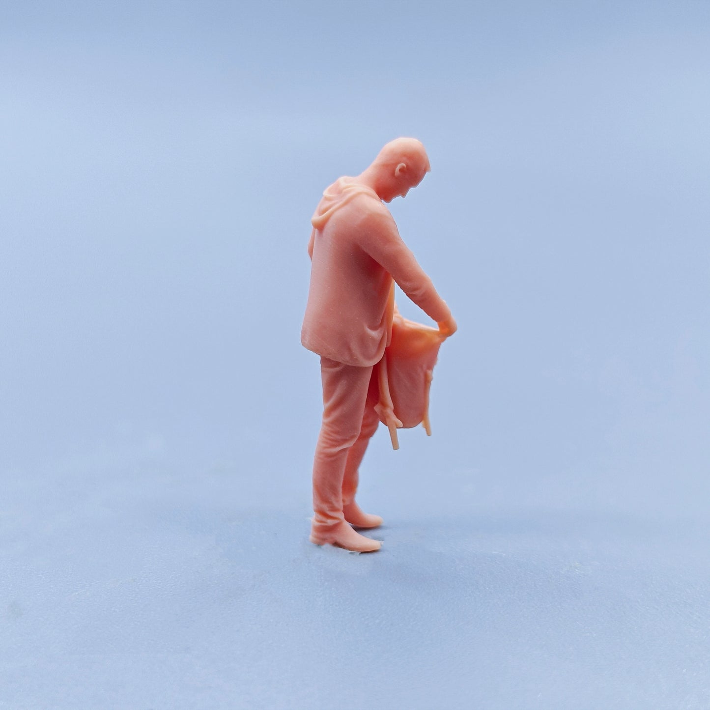 1/64 1/43 Figurines Scale Model Resin The Man Open The Backpack and Check Uncolored Miniatures Diorama Hand-painted D432