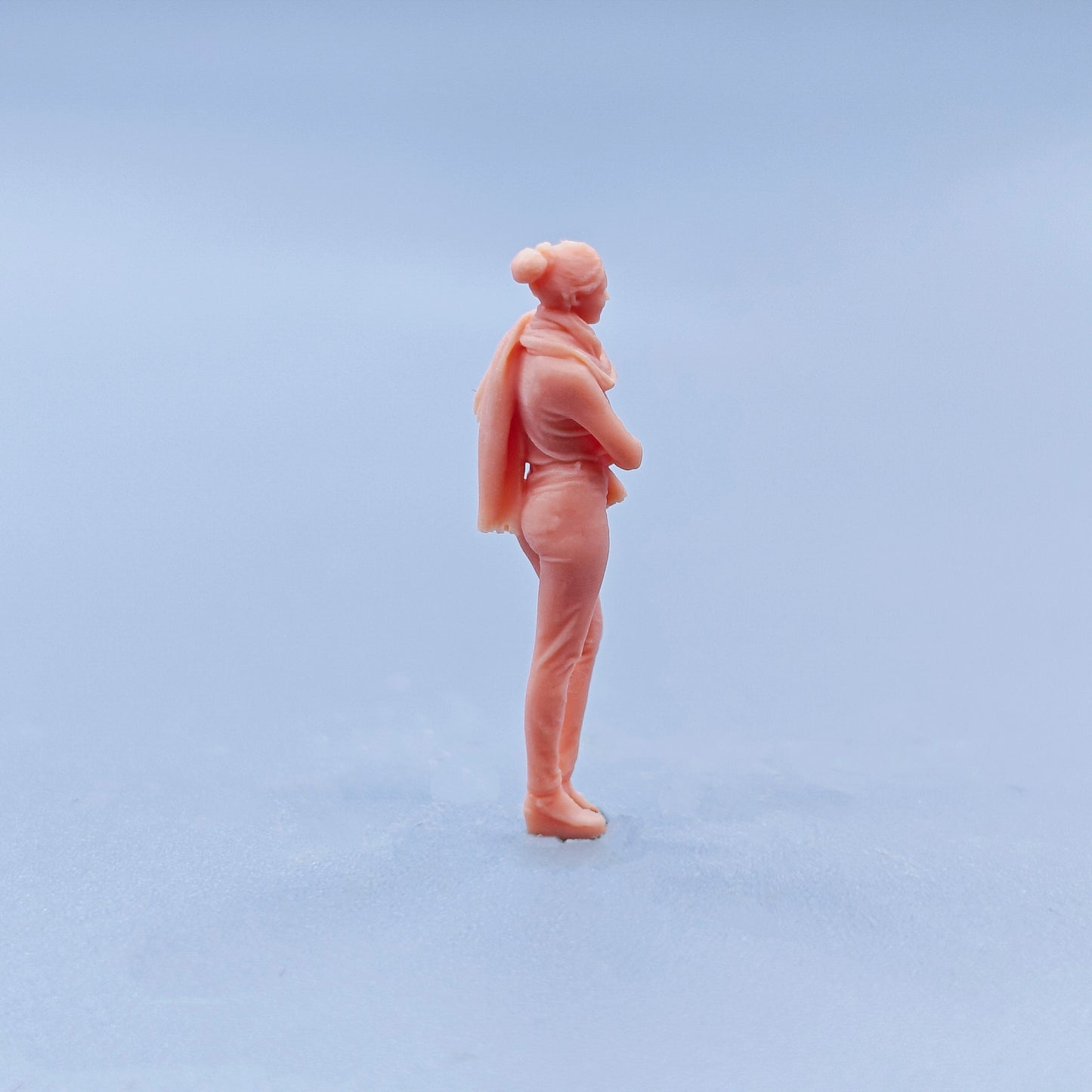 1/64 1/43 Figurines Scale Model Resin Scarf Backpack for Women Uncolored Miniatures Diorama Hand-painted D302
