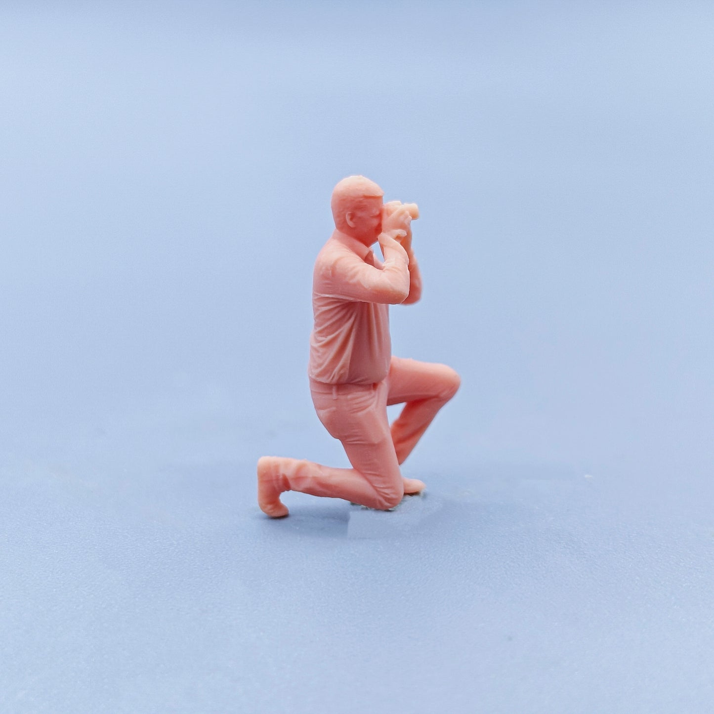 1/64 1/43 Figurines Scale Model Resin Squatting Pose Photo Uncle Uncolored Miniatures Diorama Hand-painted D336