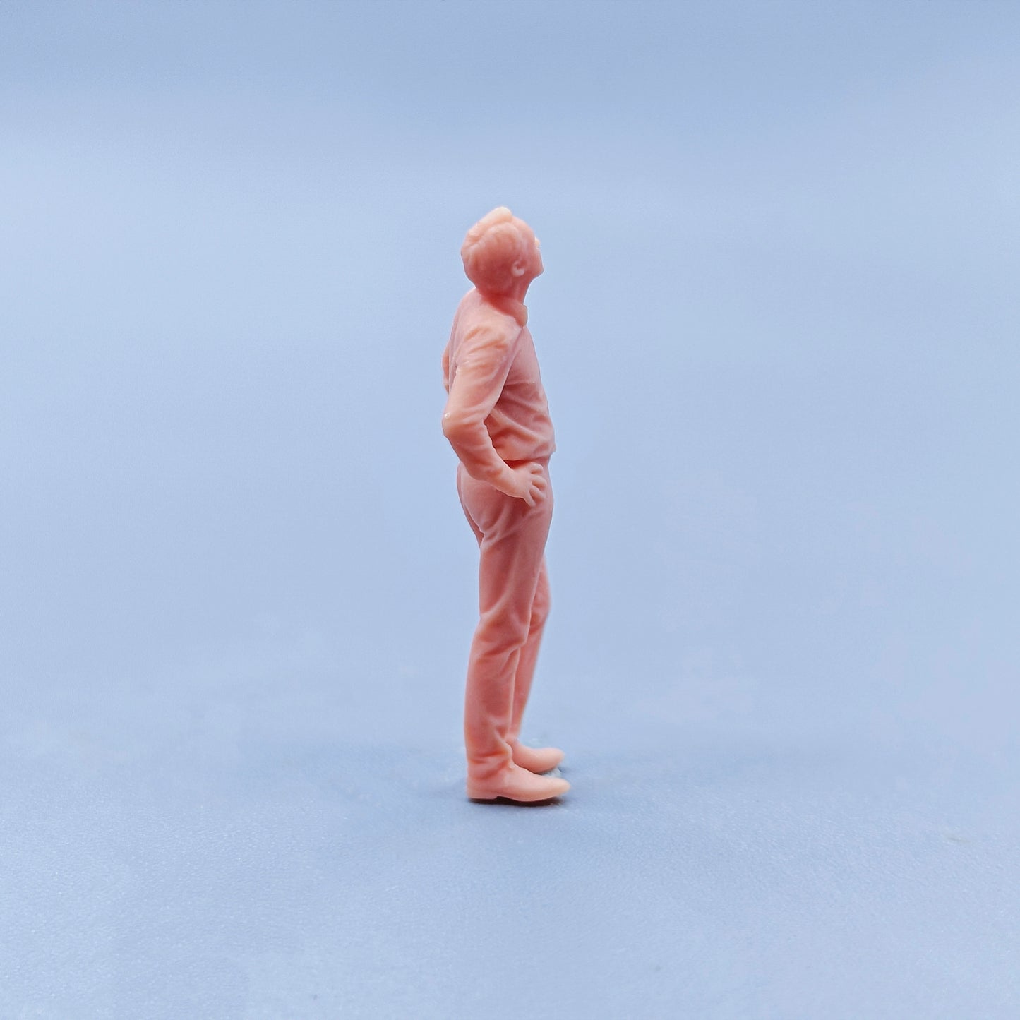 1/64 1/43 Figurines Scale Model Resin The Man Cross Your Hips and Look Up At The Sky Uncolored Miniatures Diorama Hand-painted D322