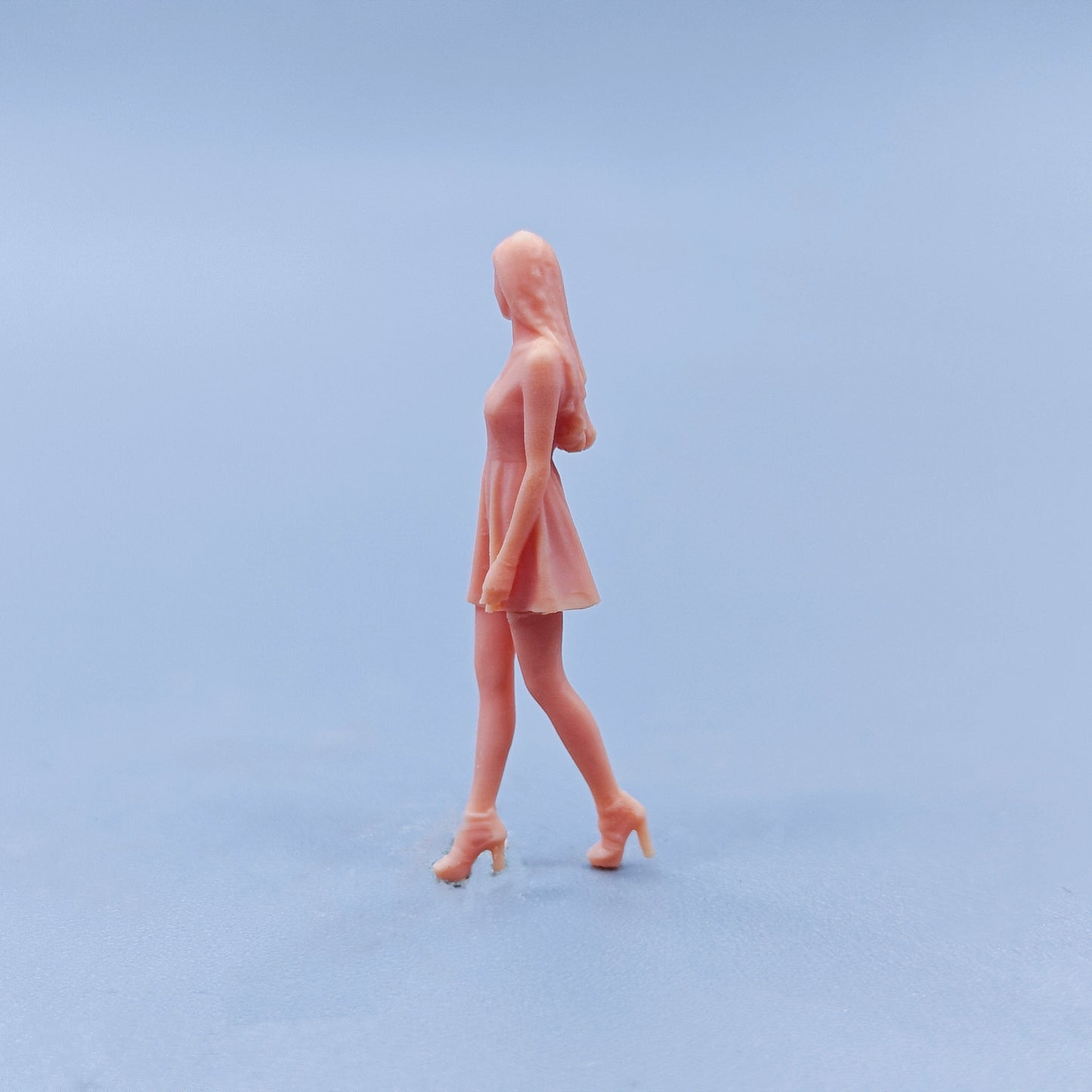 1/64 1/43 Figurines Scale Model Resin High Heels Smiling Walking Posture for Women Uncolored Miniatures Diorama Hand-painted D402