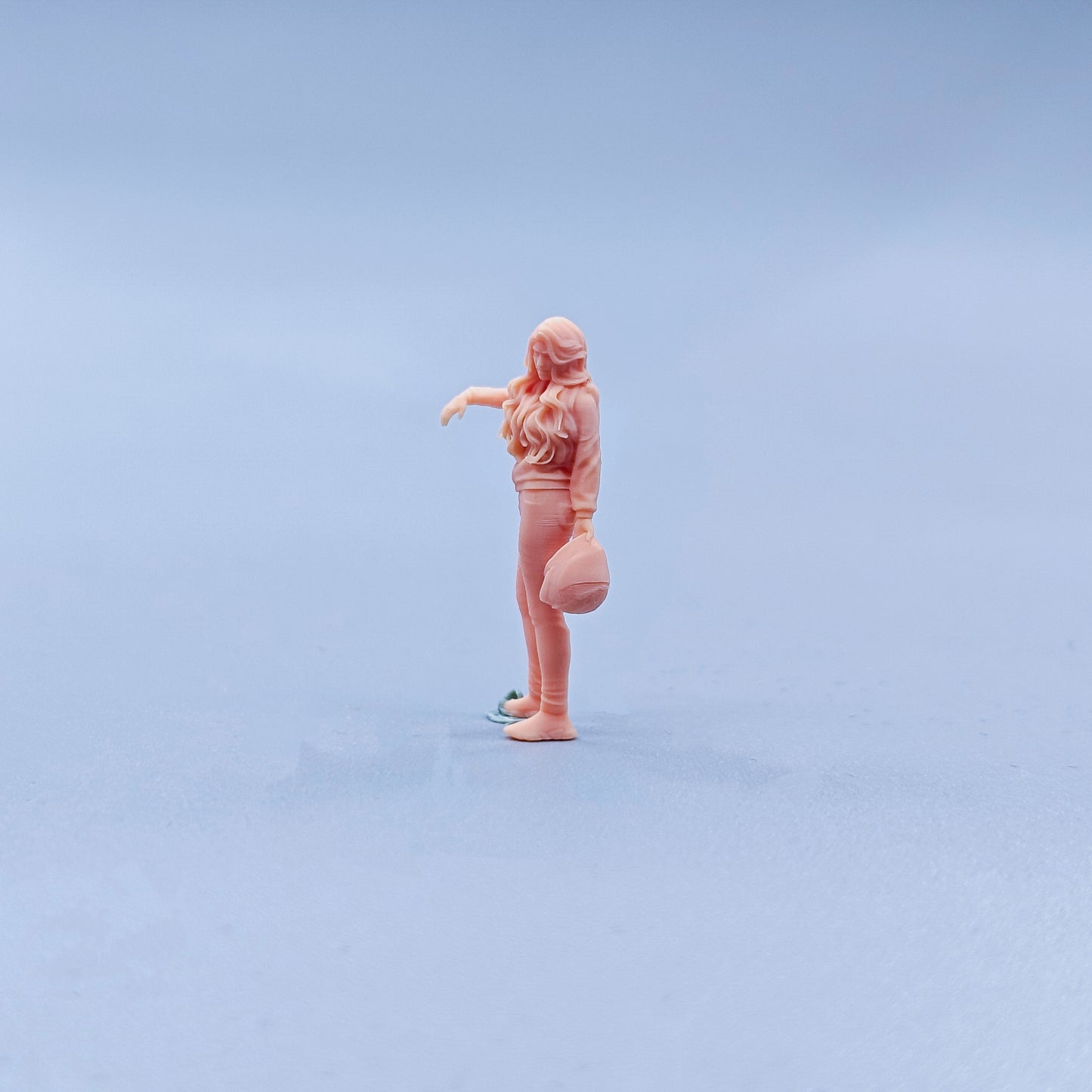 1/64 1/43 Figurines Scale Model Resin Standing Posture Curly Hair Wearing A Helmet Female Uncolored Miniatures Diorama Hand-painted C436