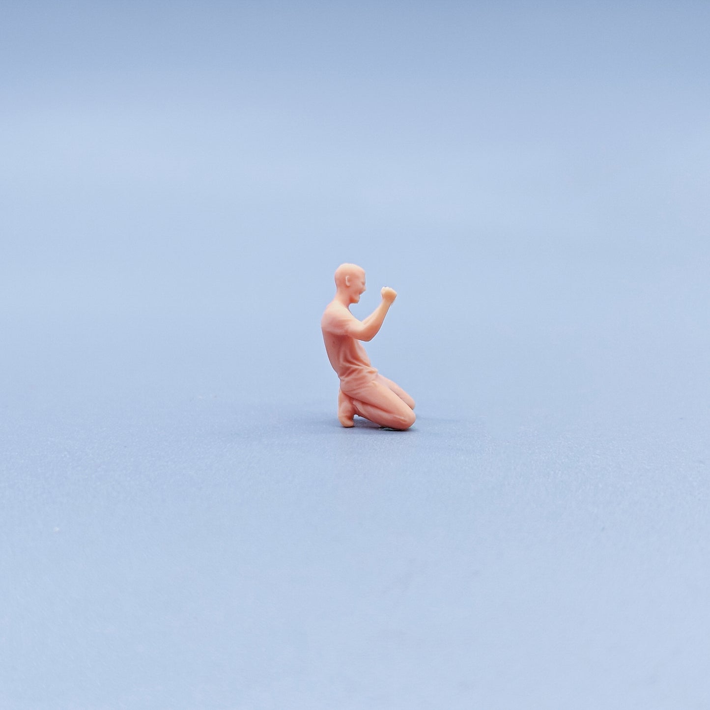 1/64 1/43 Figurines Scale Model Resin Slippery Kneeling Cheering Man Uncolored Miniatures Diorama Hand-painted C308